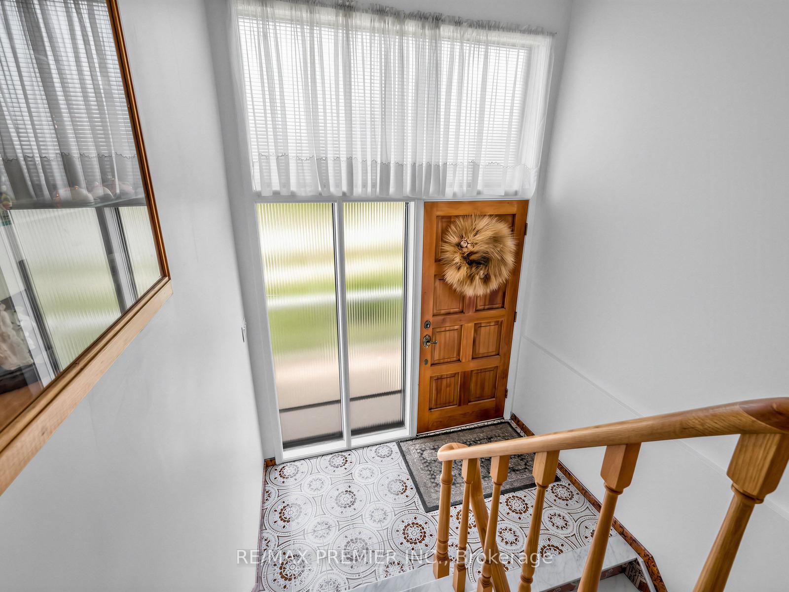 Photo 4 of 12 Goldcrest Boulevard, North York, Rustic — HOMEH