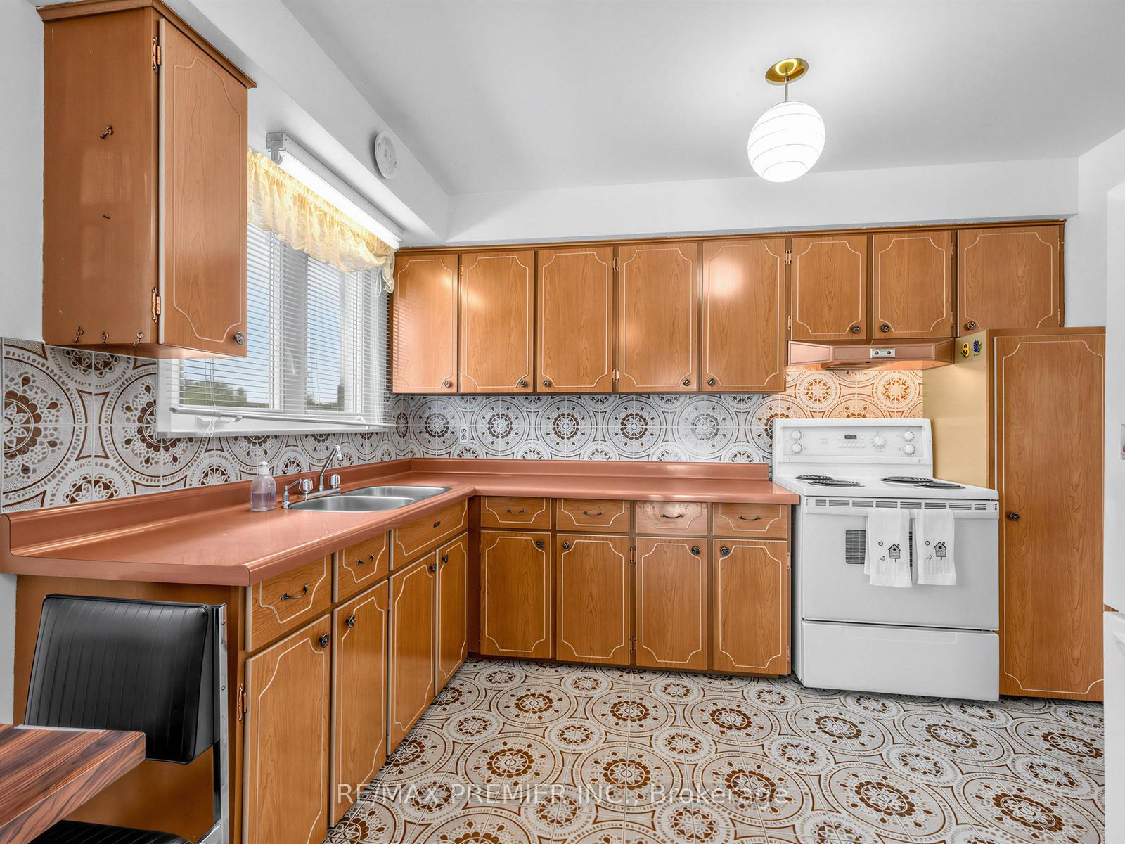 Photo 5 of 12 Goldcrest Boulevard, North York, Rustic — HOMEH