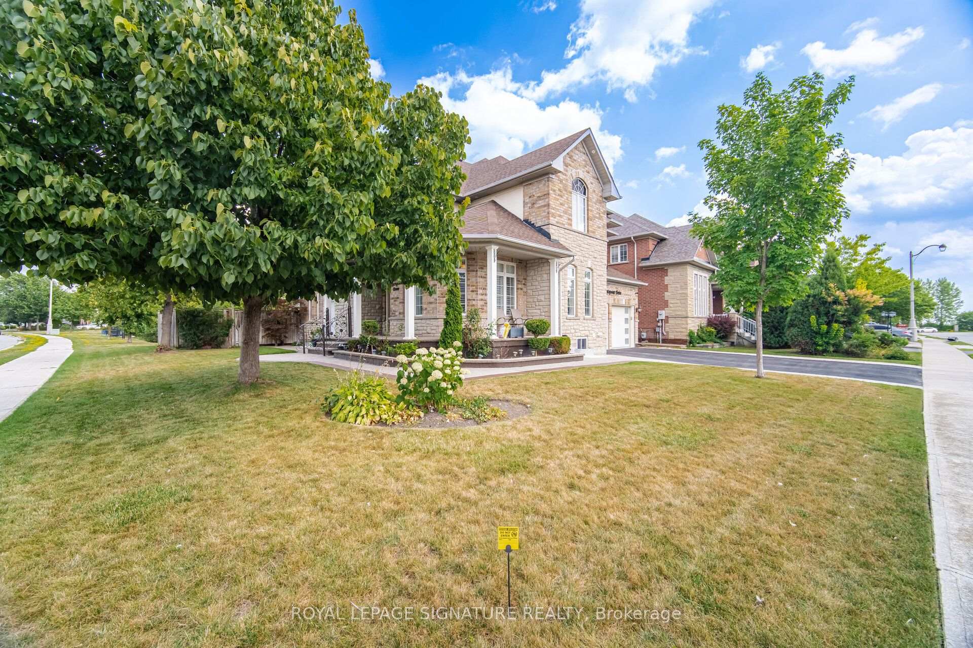 Photo 2 of Unit 1, 29 Huntspoint Drive, Brampton, Bram East — HOMEH