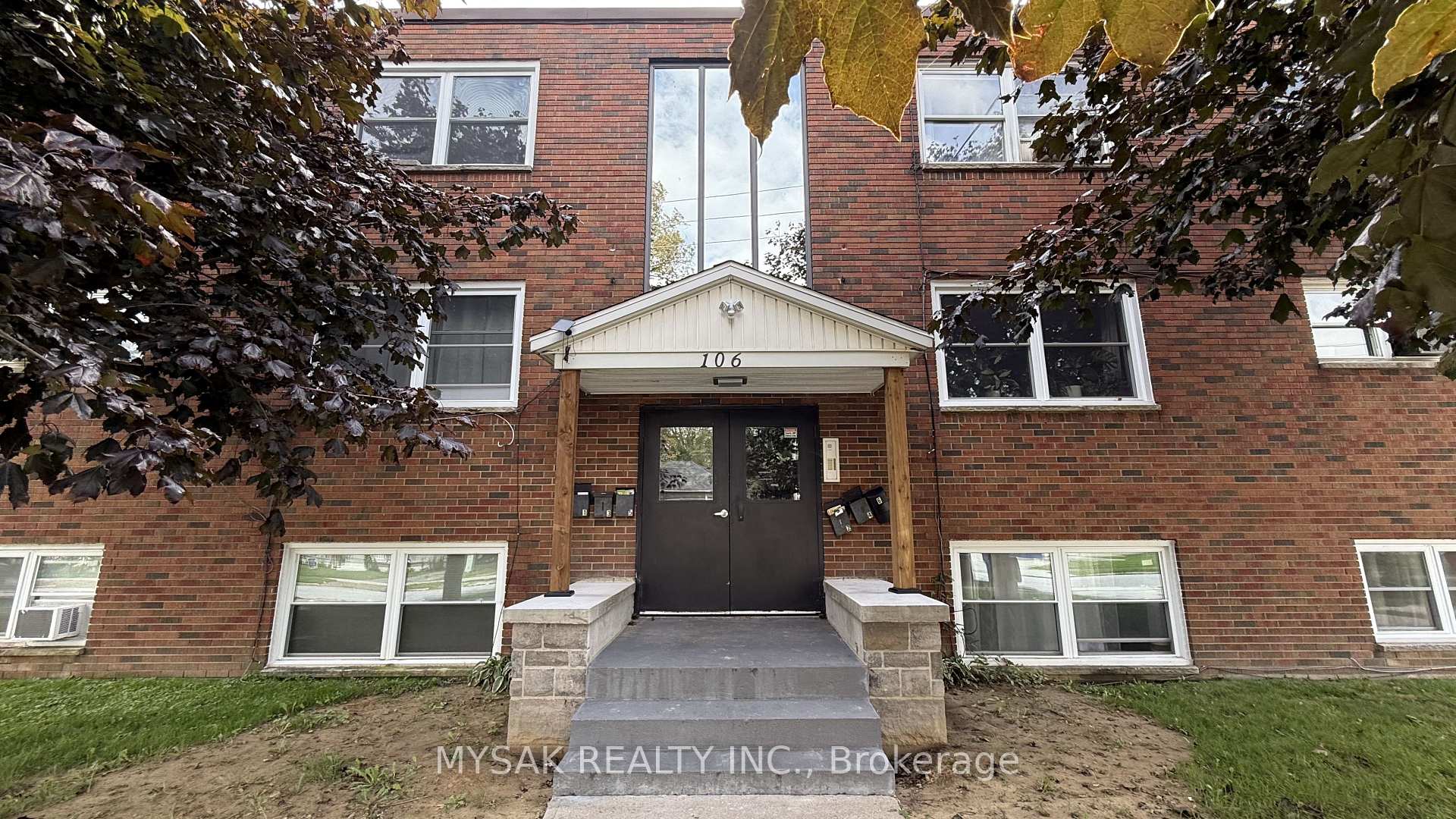 Photo 3 of 106 Lorne Avenue, Chatham-Kent, Chatham — HOMEH
