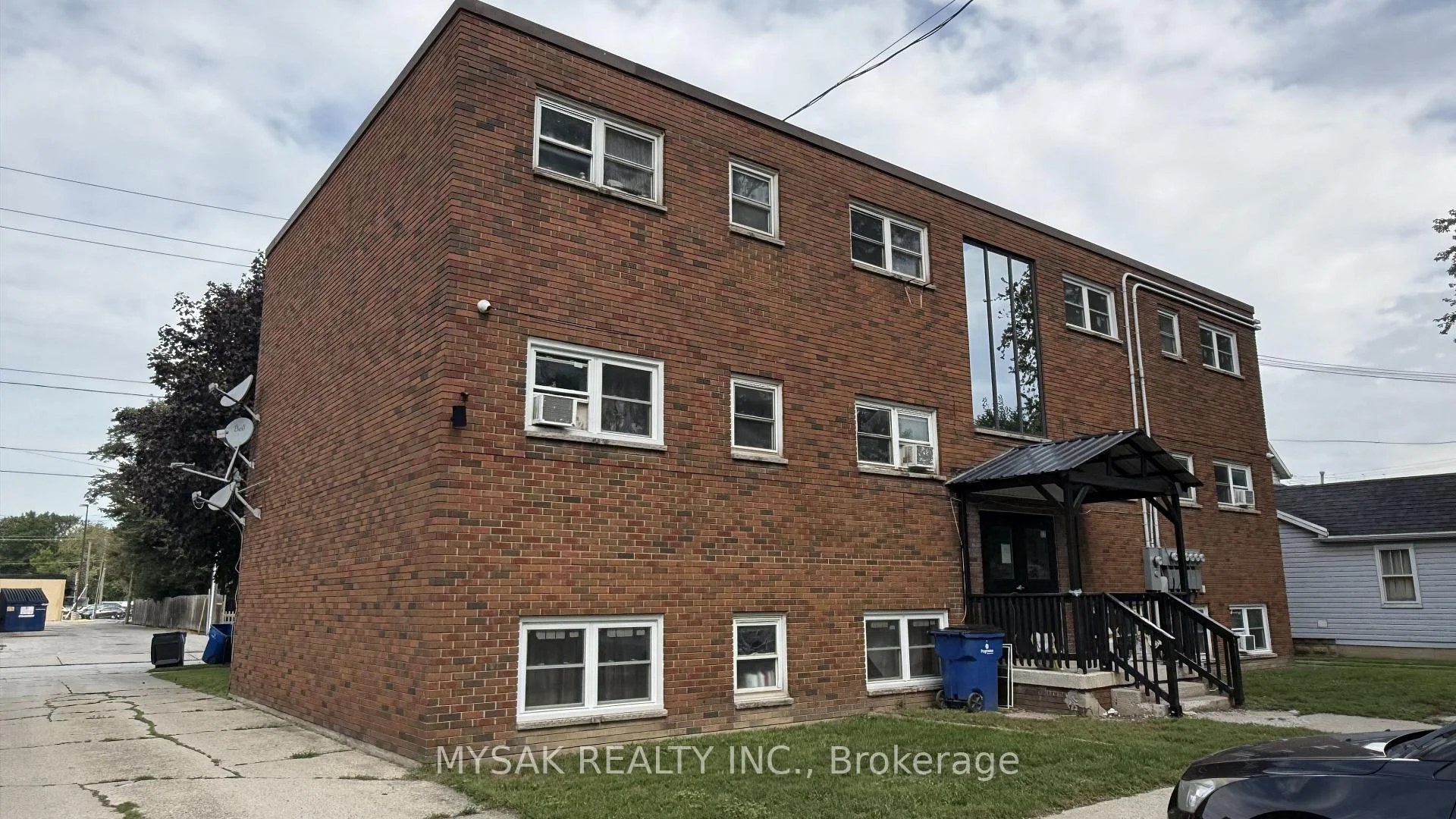 Photo 2 of 106 Lorne Avenue, Chatham-Kent, Chatham — HOMEH