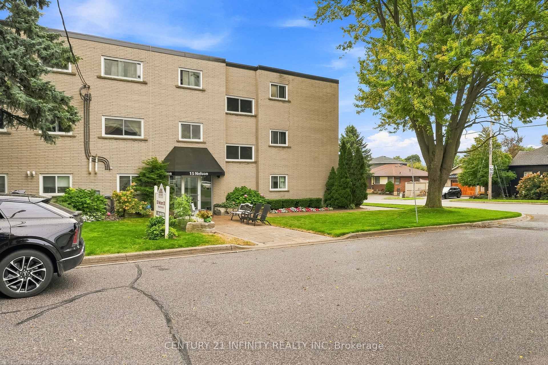 Photo 2 of 15 Nelson Street, Clarington, Bowmanville — HOMEH