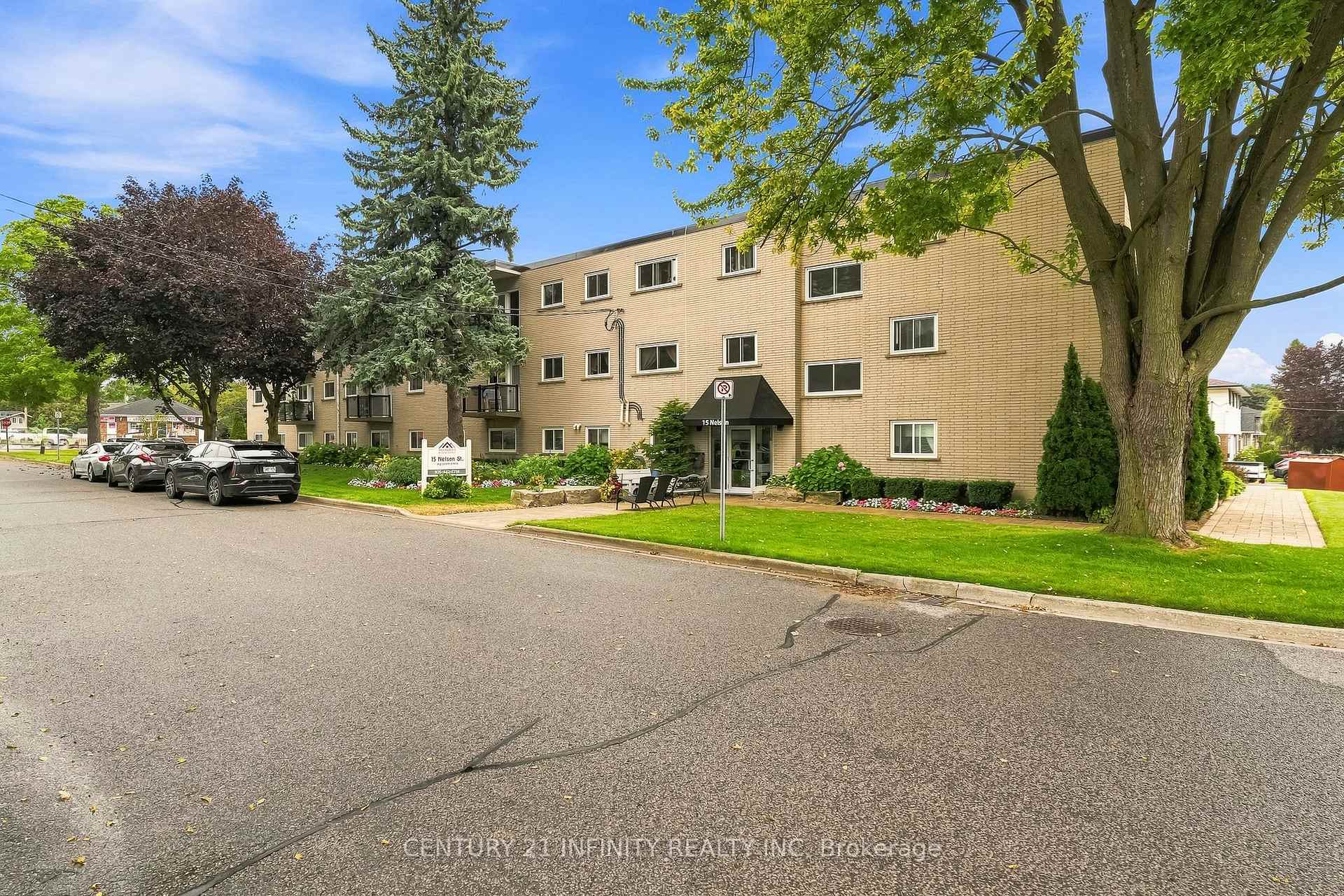 Photo 3 of 15 Nelson Street, Clarington, Bowmanville — HOMEH