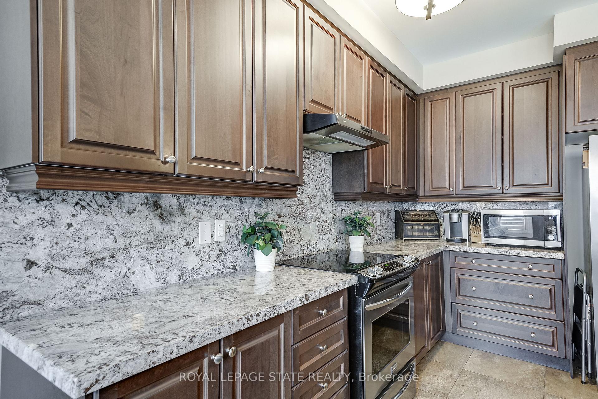 Photo 10 of 23 McKnight Avenue, Hamilton, Waterdown — HOMEH