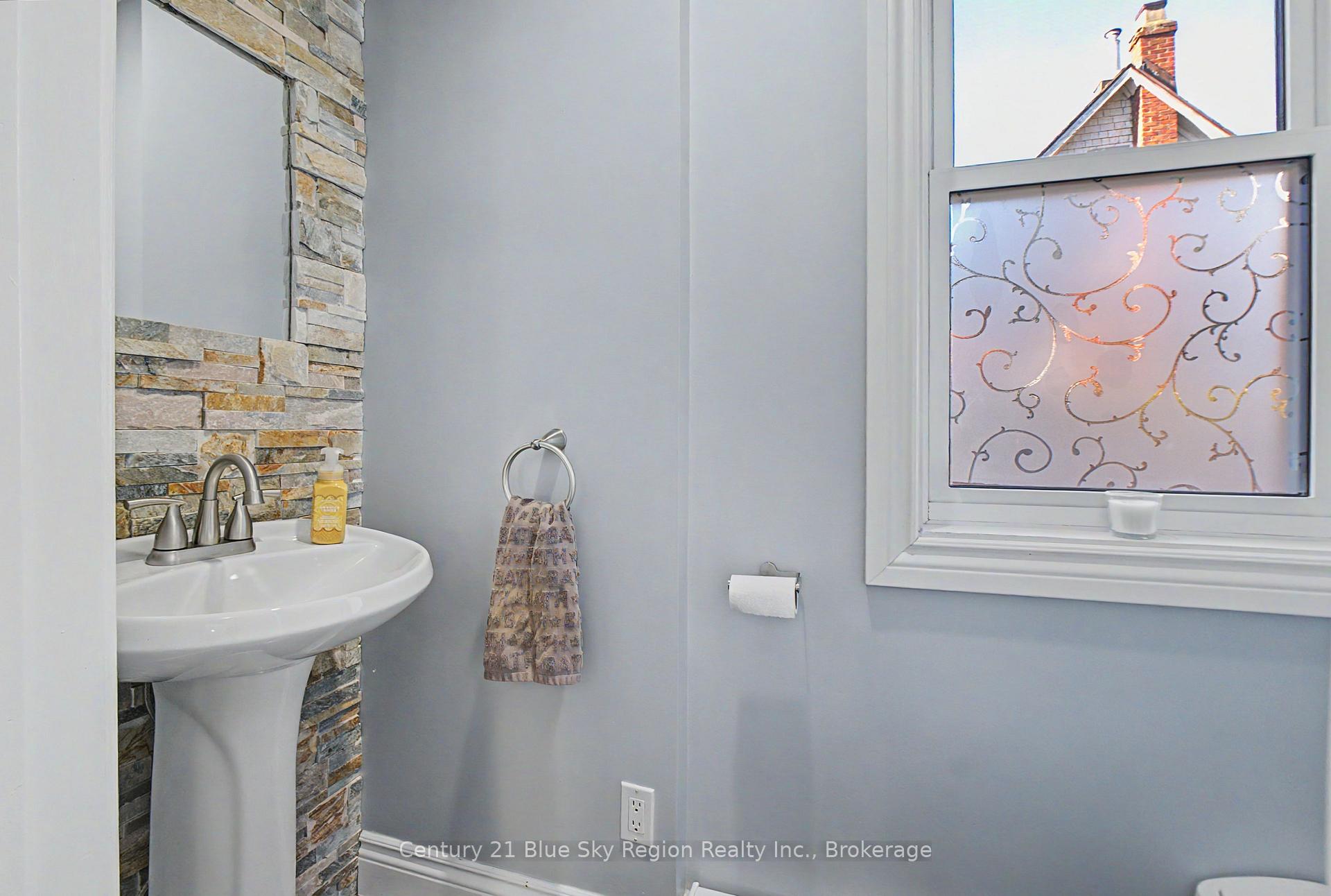 Photo 15 of 633 Bell Street, North Bay, West End — HOMEH
