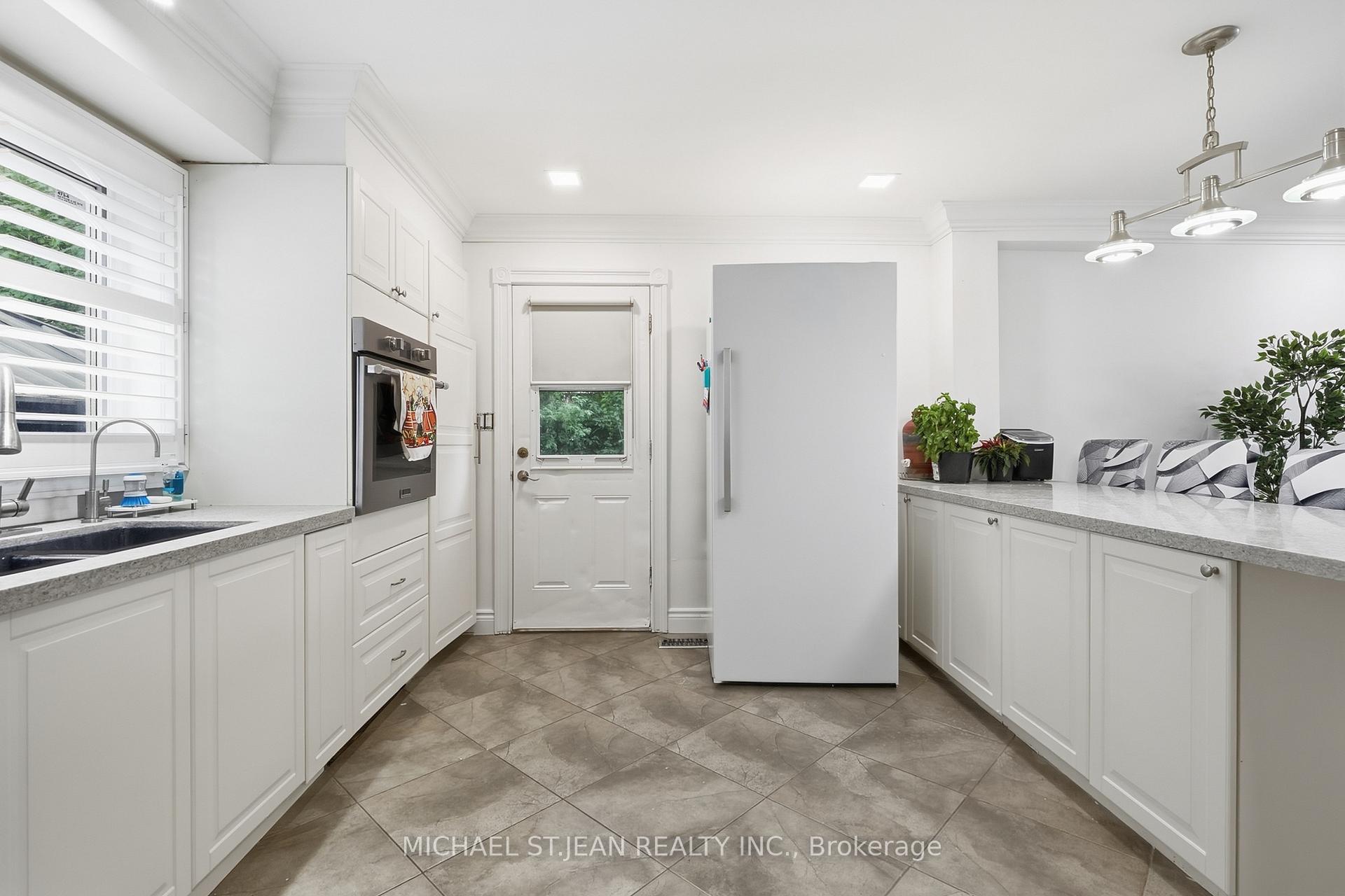 Photo 12 of 799 Drury Lane, Burlington, Brant — HOMEH