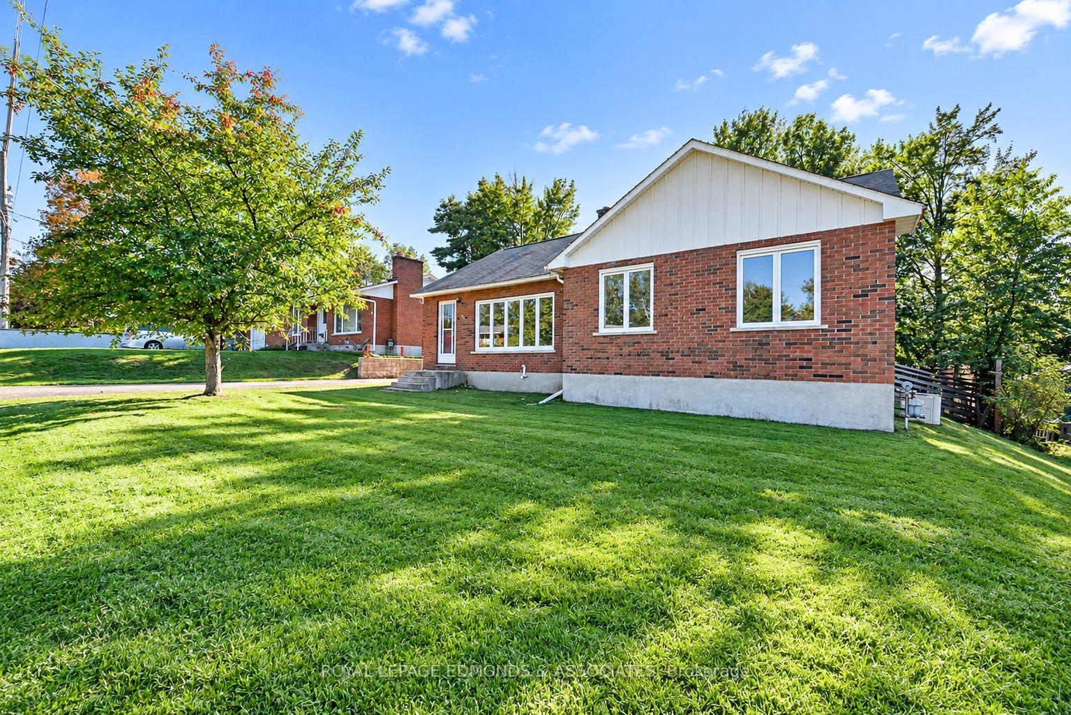 Photo 2 of 55 Selkirk Street, Petawawa, Petawawa — HOMEH