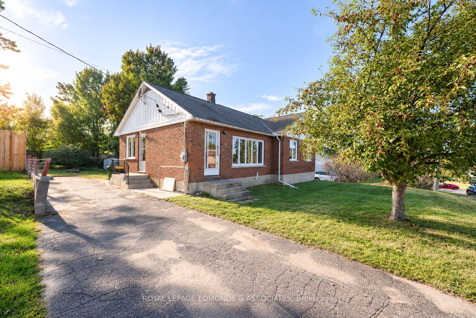 Photo 3 of 55 Selkirk Street, Petawawa, Petawawa — HOMEH