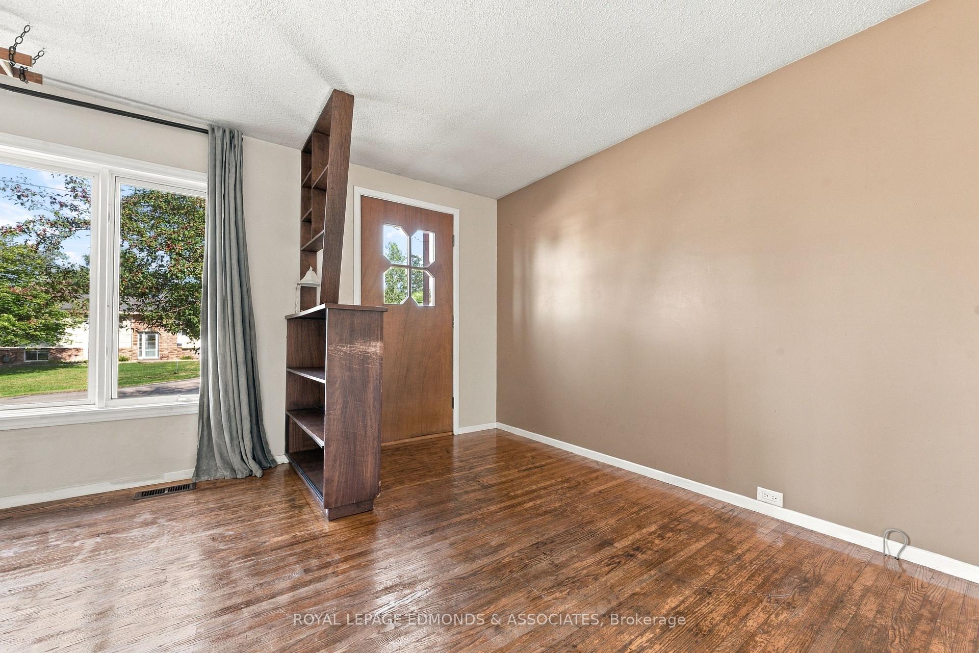Photo 4 of 55 Selkirk Street, Petawawa, Petawawa — HOMEH