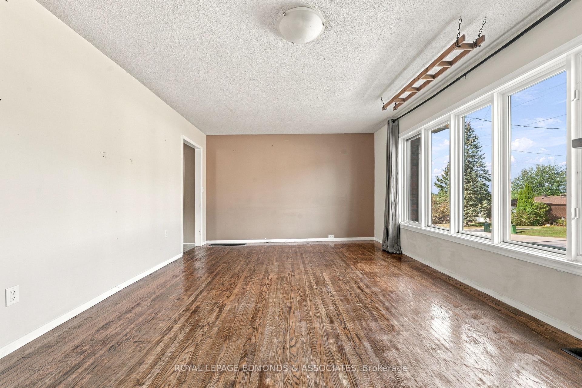 Photo 7 of 55 Selkirk Street, Petawawa, Petawawa — HOMEH