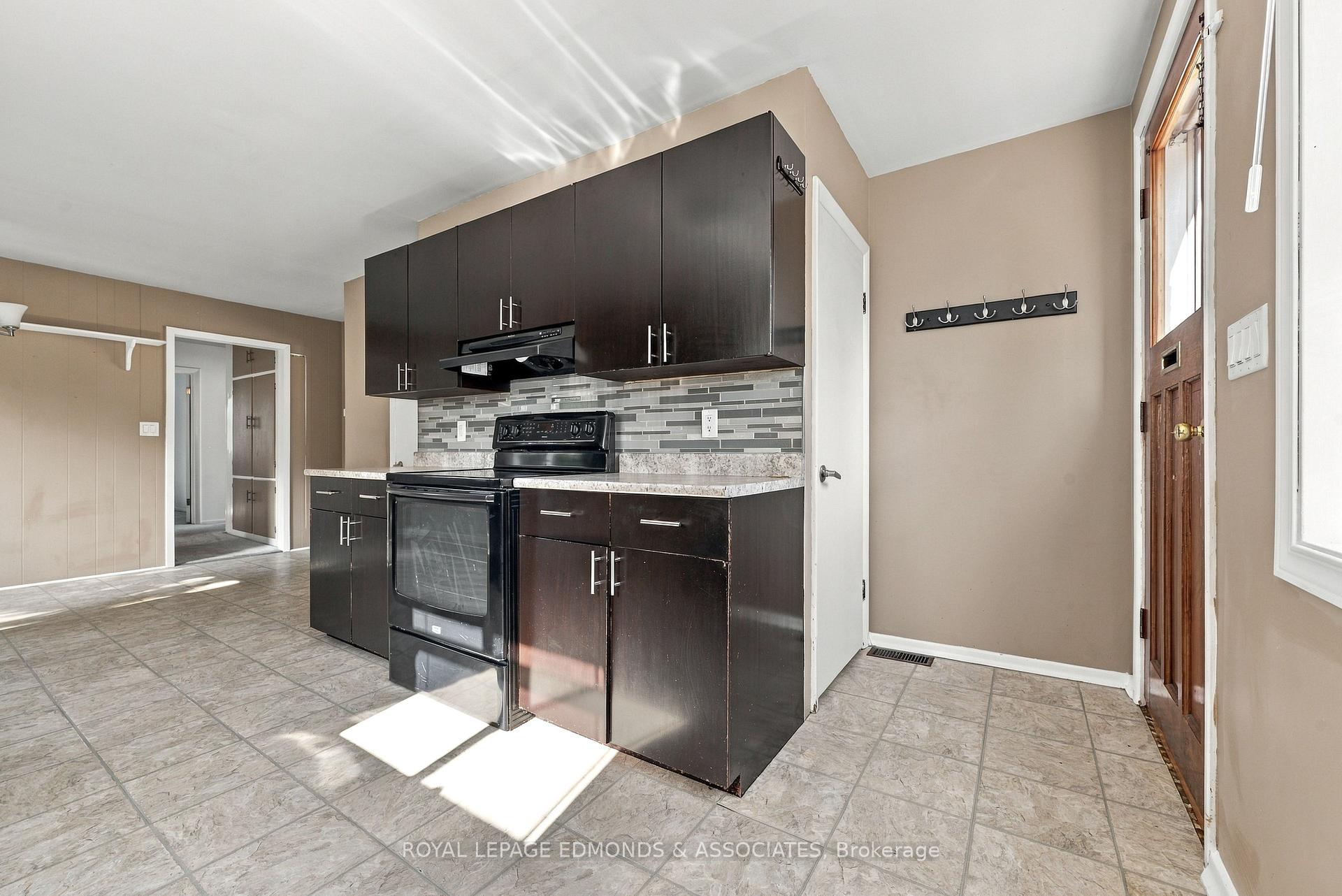 Photo 12 of 55 Selkirk Street, Petawawa, Petawawa — HOMEH