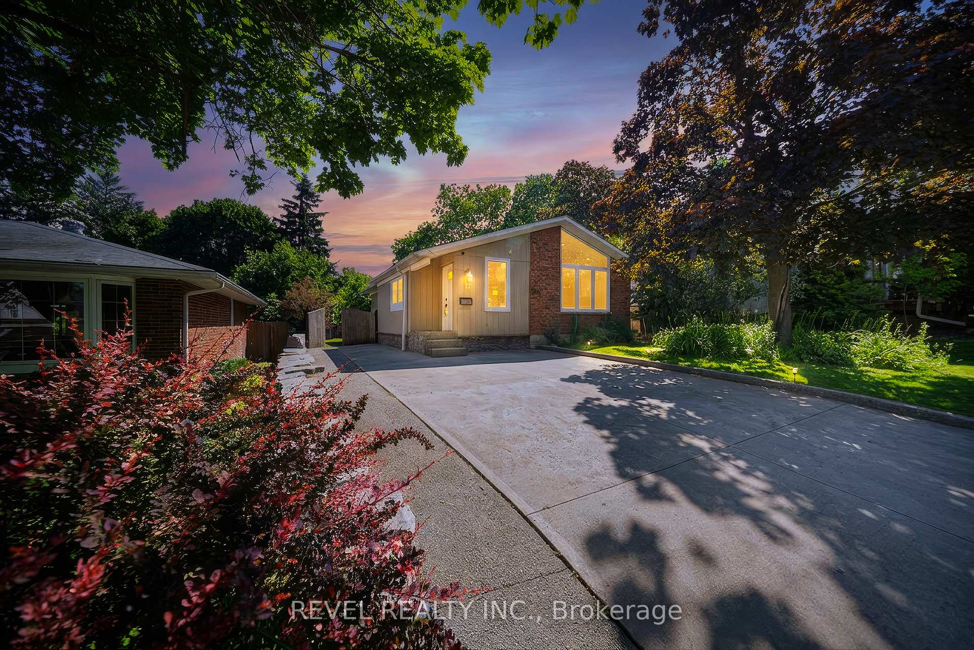 Photo 2 of 17 Flynn Avenue, Cambridge, Hespeler Village — HOMEH