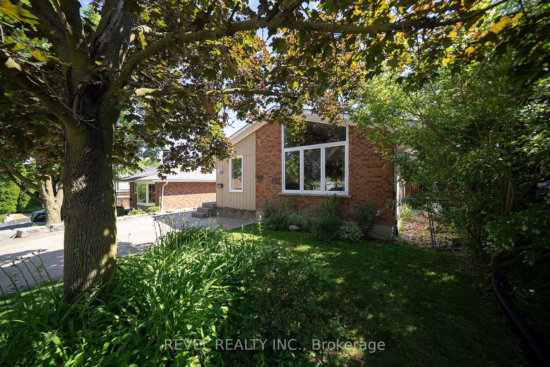 Photo 4 of 17 Flynn Avenue, Cambridge, Hespeler Village — HOMEH