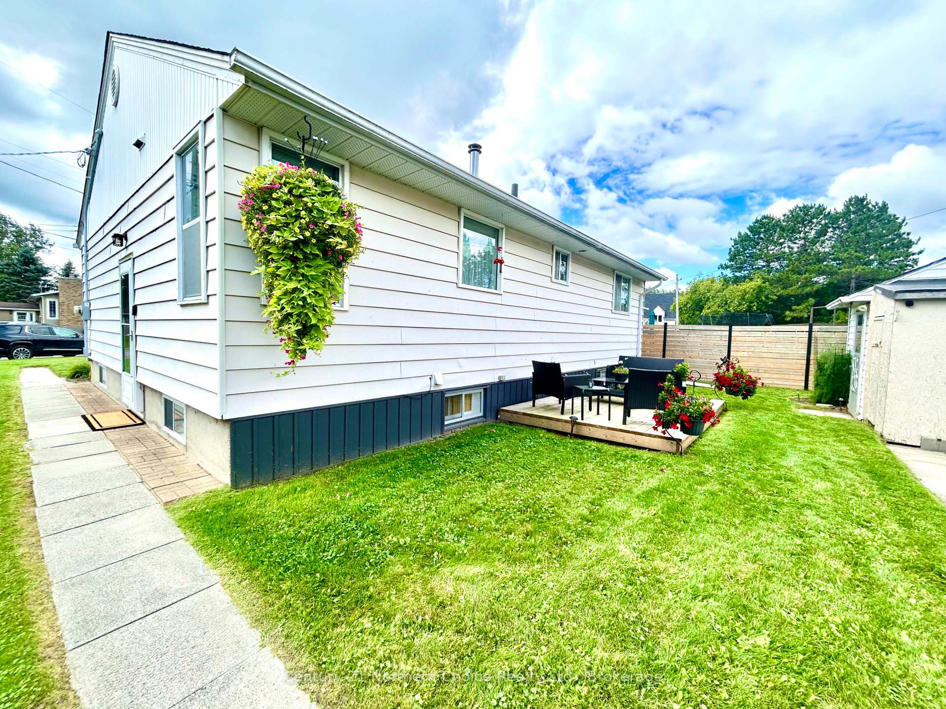 Photo 2 of 746 Thompson Street, Fort Frances — HOMEH