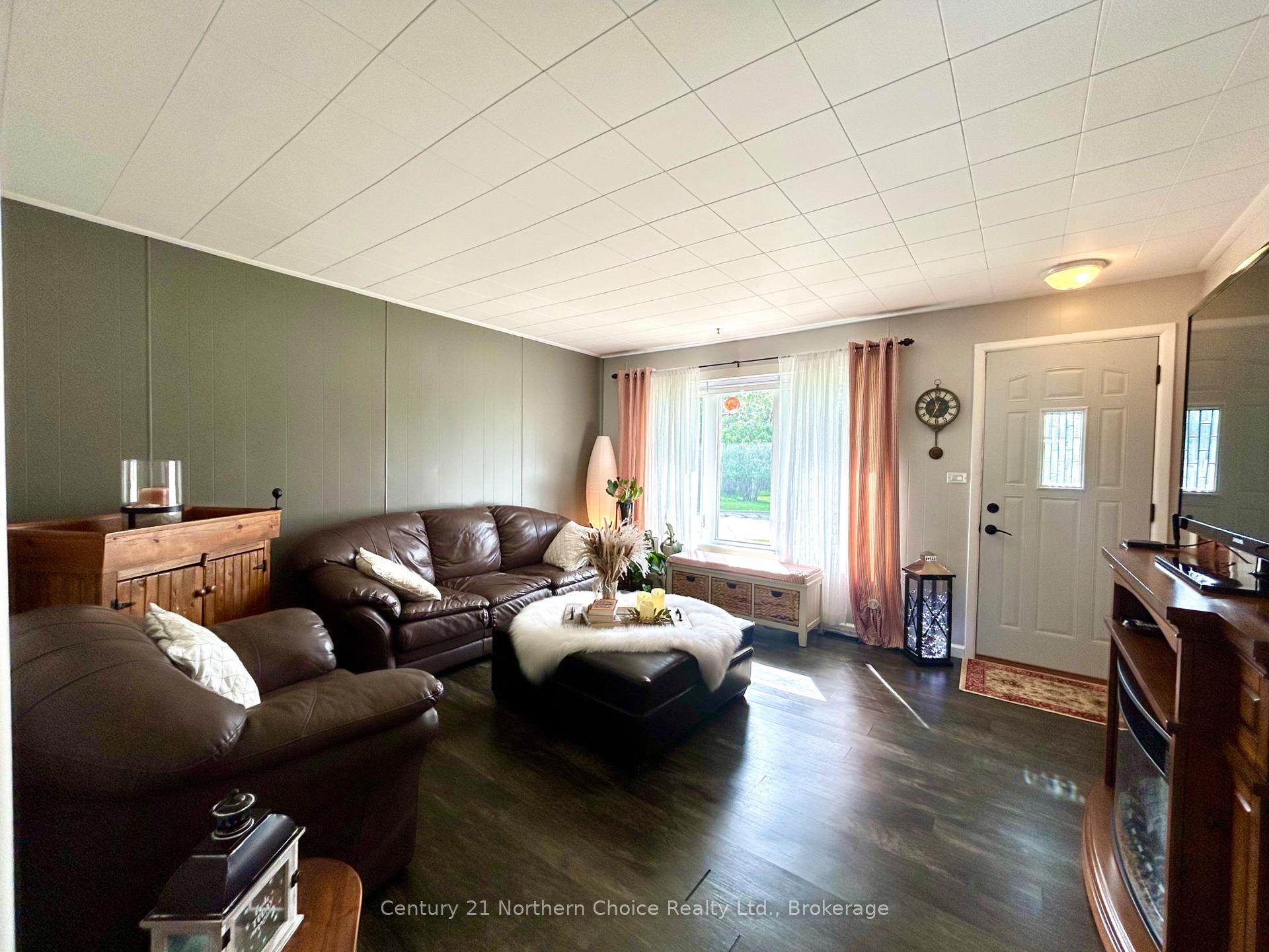 Photo 4 of 746 Thompson Street, Fort Frances — HOMEH