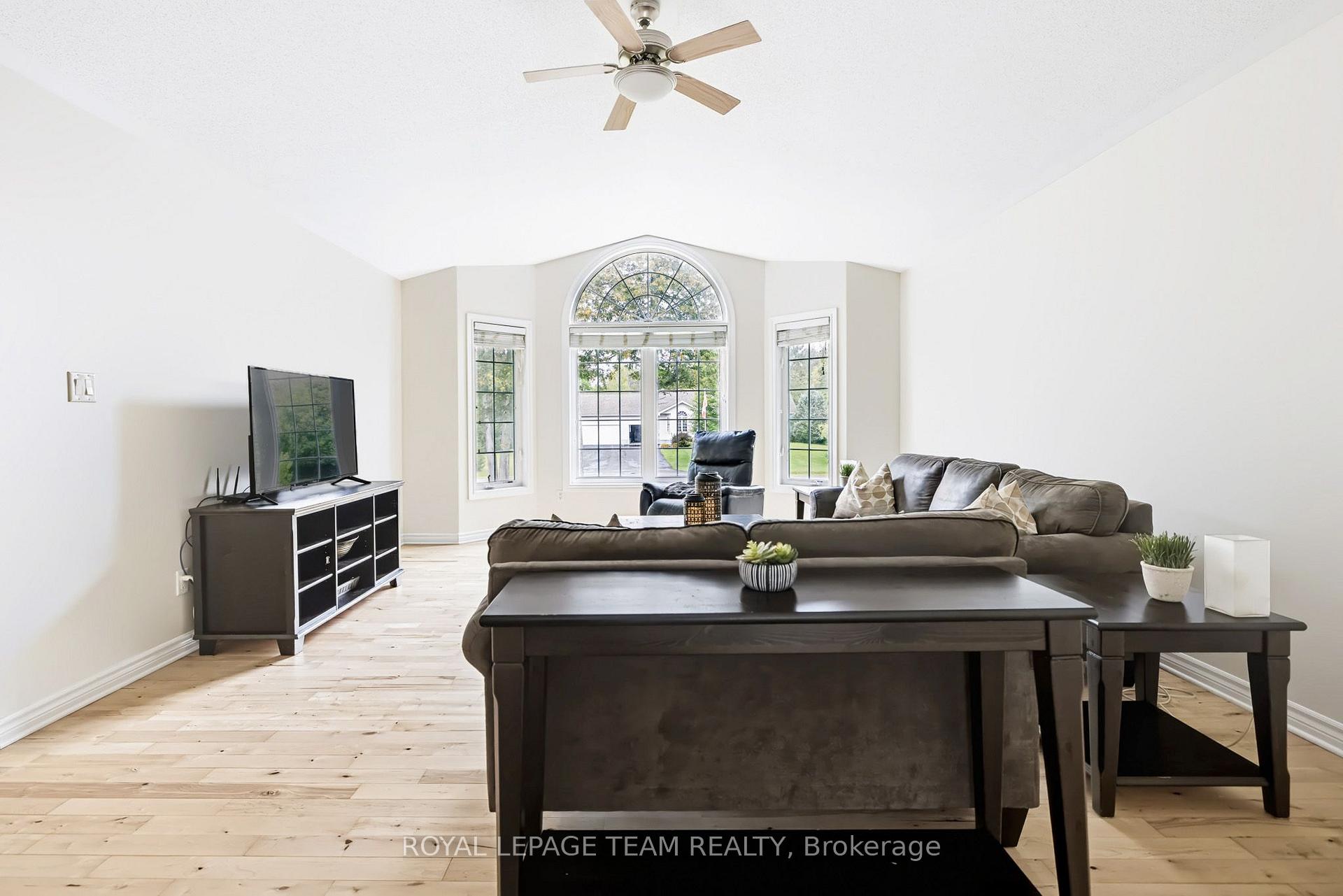 Photo 6 of 44 Meadowglen Circle, North Grenville, North Grenville Twp (Kemptville South) — HOMEH