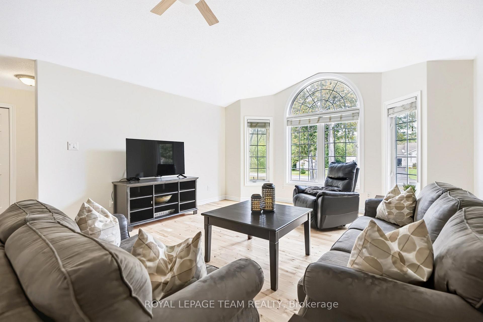 Photo 7 of 44 Meadowglen Circle, North Grenville, North Grenville Twp (Kemptville South) — HOMEH