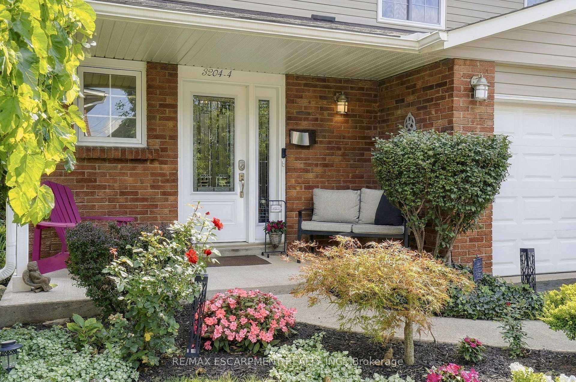 Photo 2 of Unit 4, 3204 New Street, Burlington, Roseland — HOMEH
