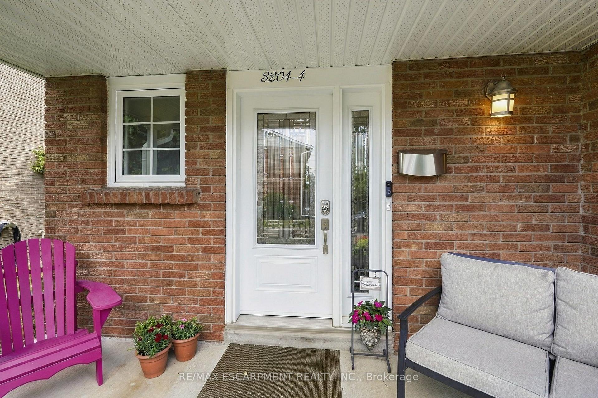 Photo 3 of Unit 4, 3204 New Street, Burlington, Roseland — HOMEH