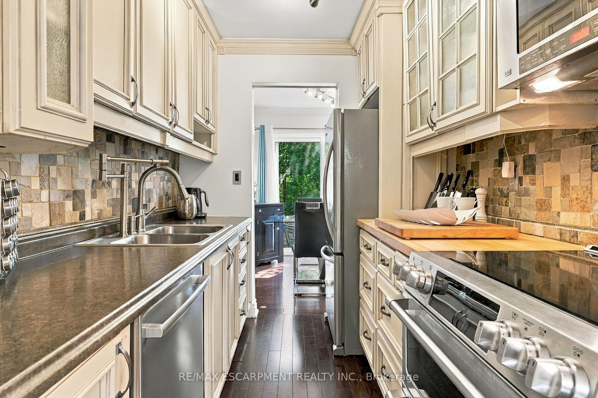 Photo 9 of Unit 4, 3204 New Street, Burlington, Roseland — HOMEH