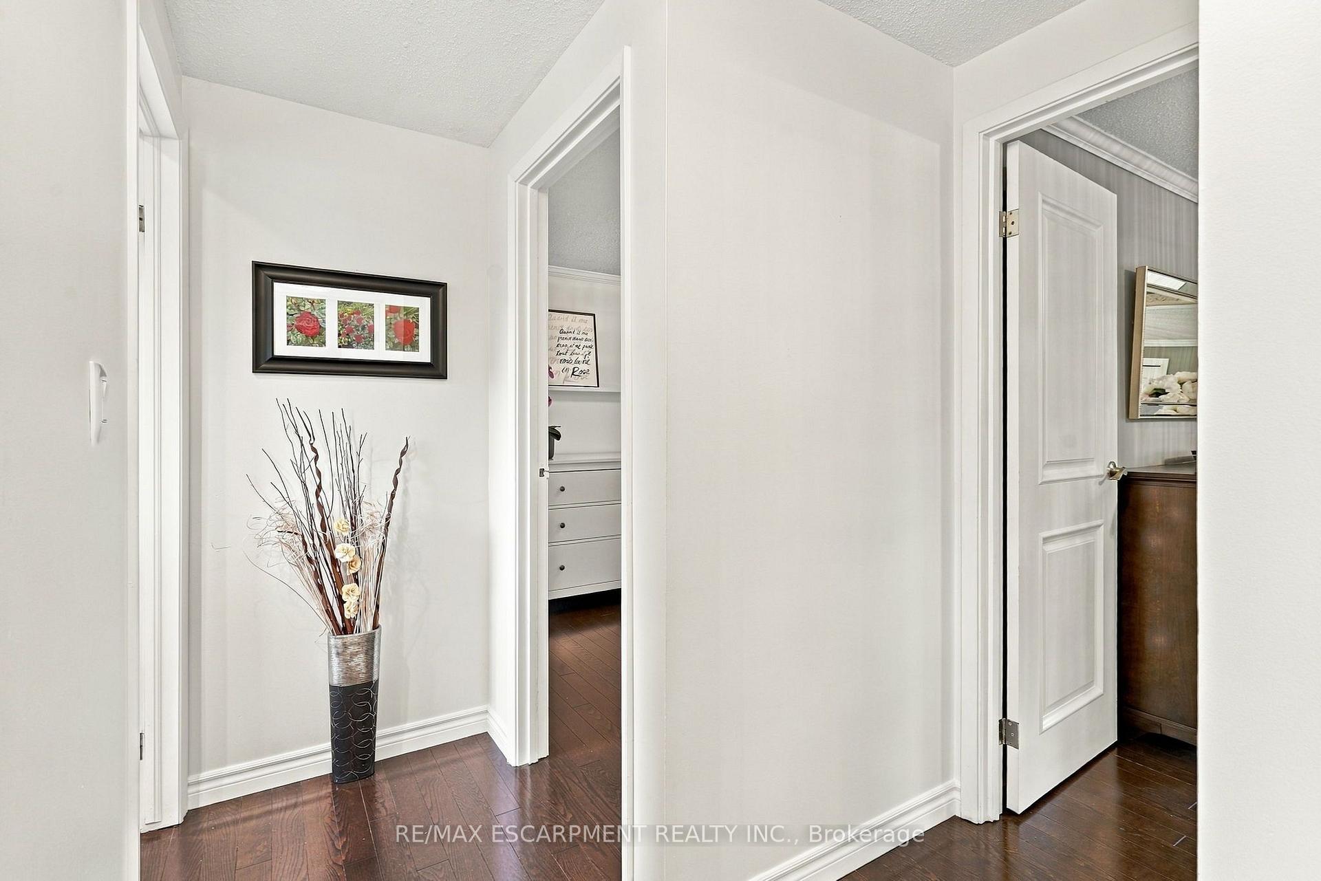 Photo 11 of Unit 4, 3204 New Street, Burlington, Roseland — HOMEH
