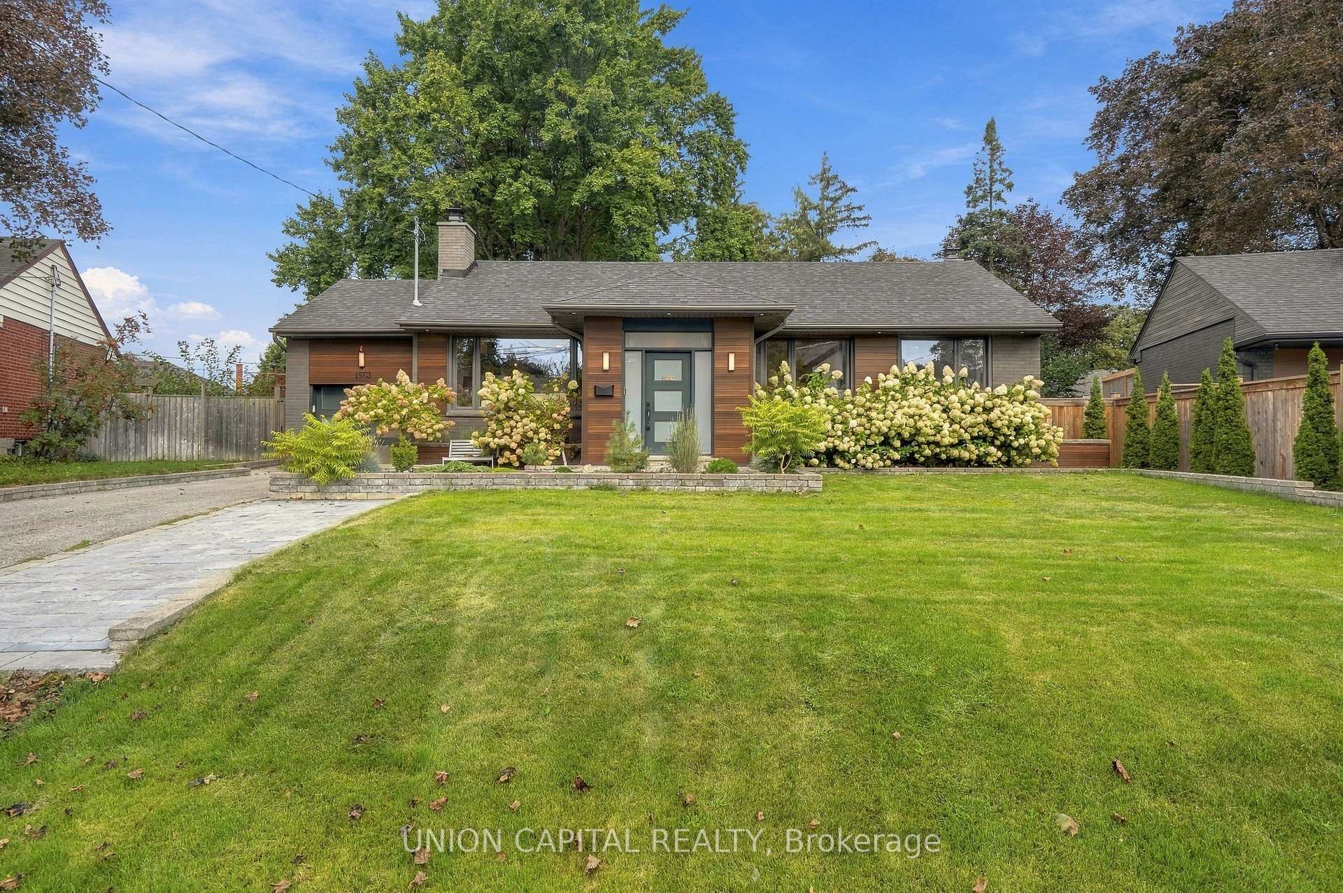 Photo 2 of 1563 Skyline Drive, Mississauga, Lakeview — HOMEH