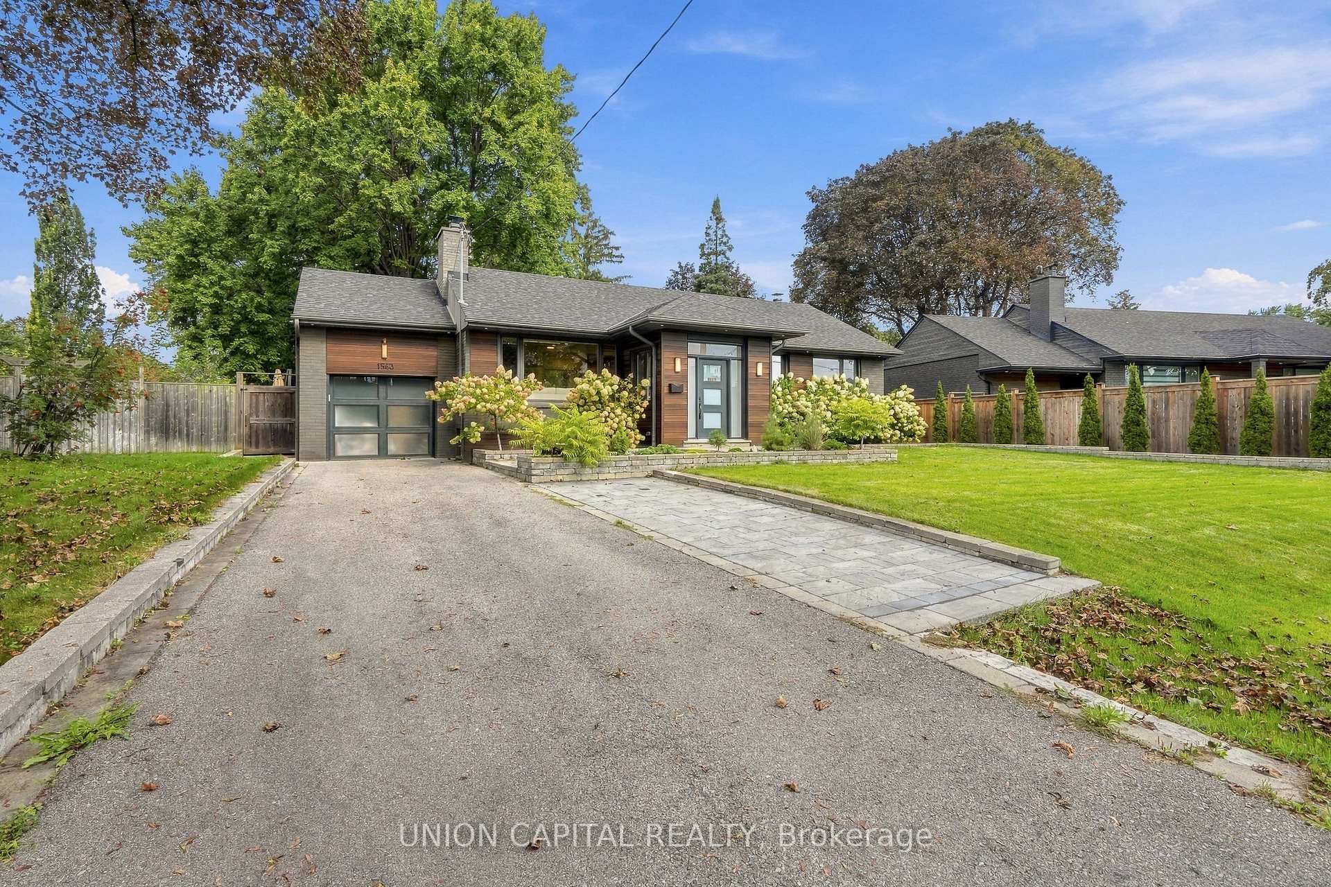 Photo 3 of 1563 Skyline Drive, Mississauga, Lakeview — HOMEH