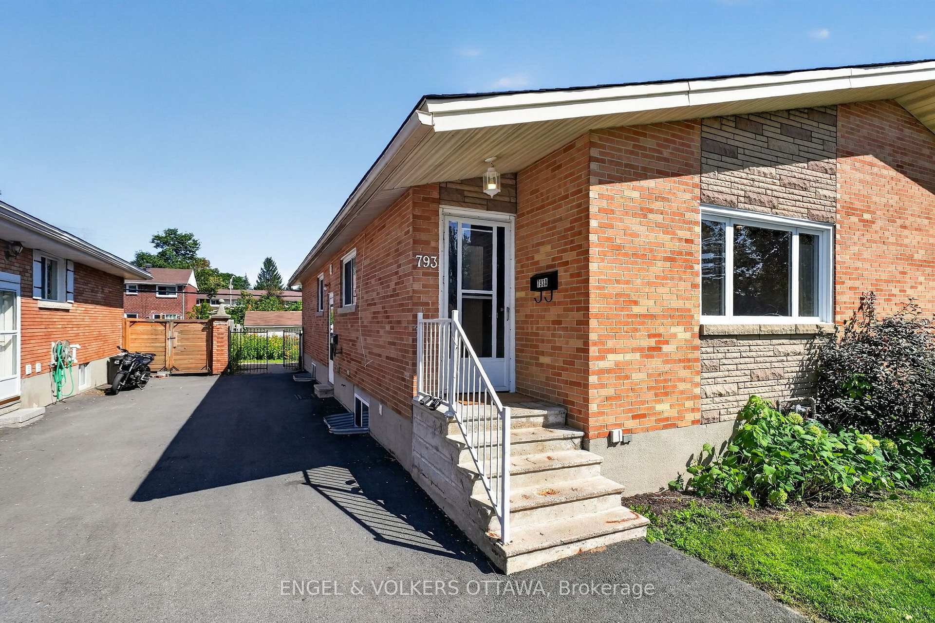 Photo 3 of 793 Trojan Avenue, Ottawa, Castle Heights/Rideau High — HOMEH