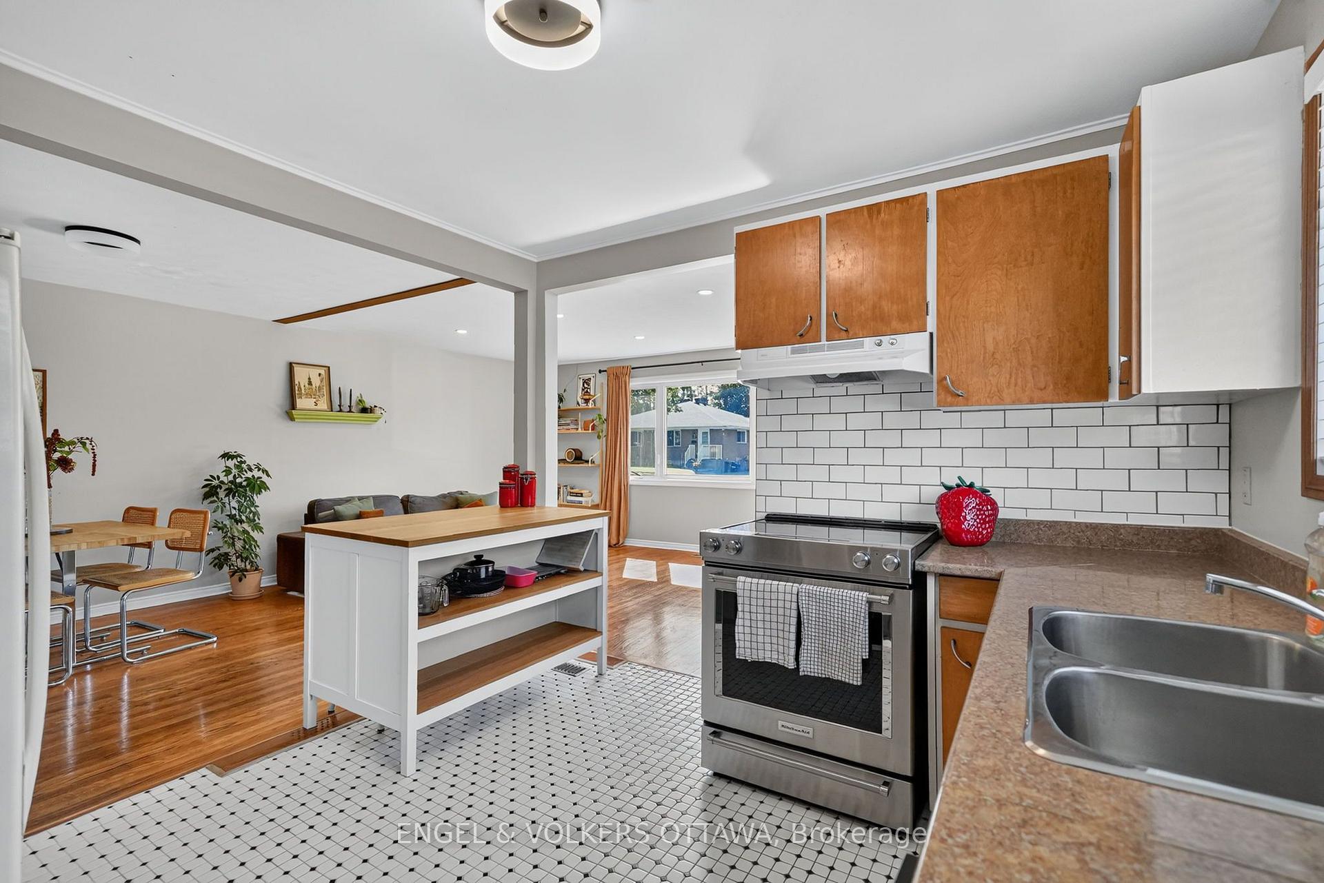 Photo 13 of 793 Trojan Avenue, Ottawa, Castle Heights/Rideau High — HOMEH