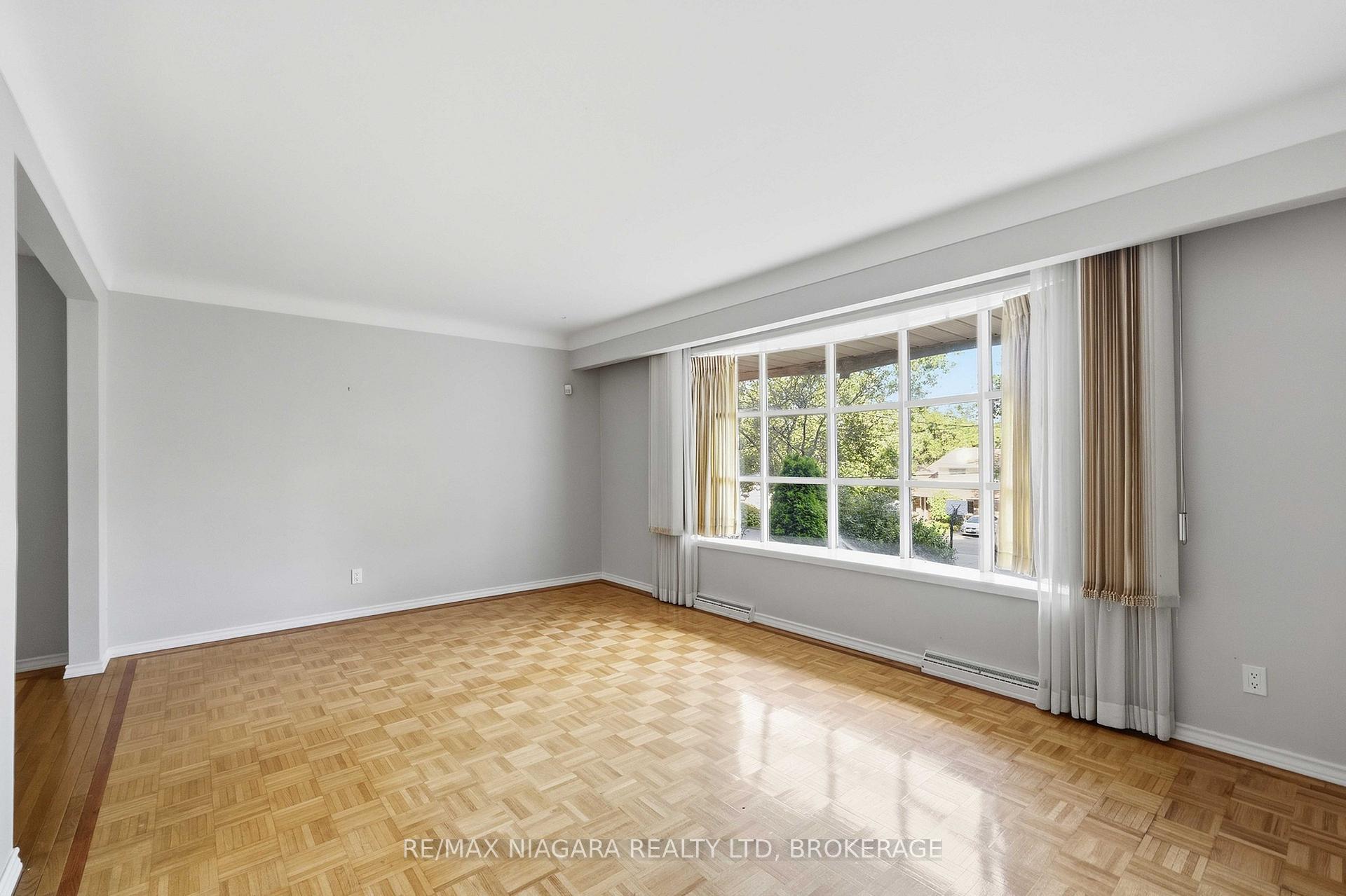 Photo 4 of 150 Woodside Drive, St. Catharines, Glendale/Glenridge — HOMEH