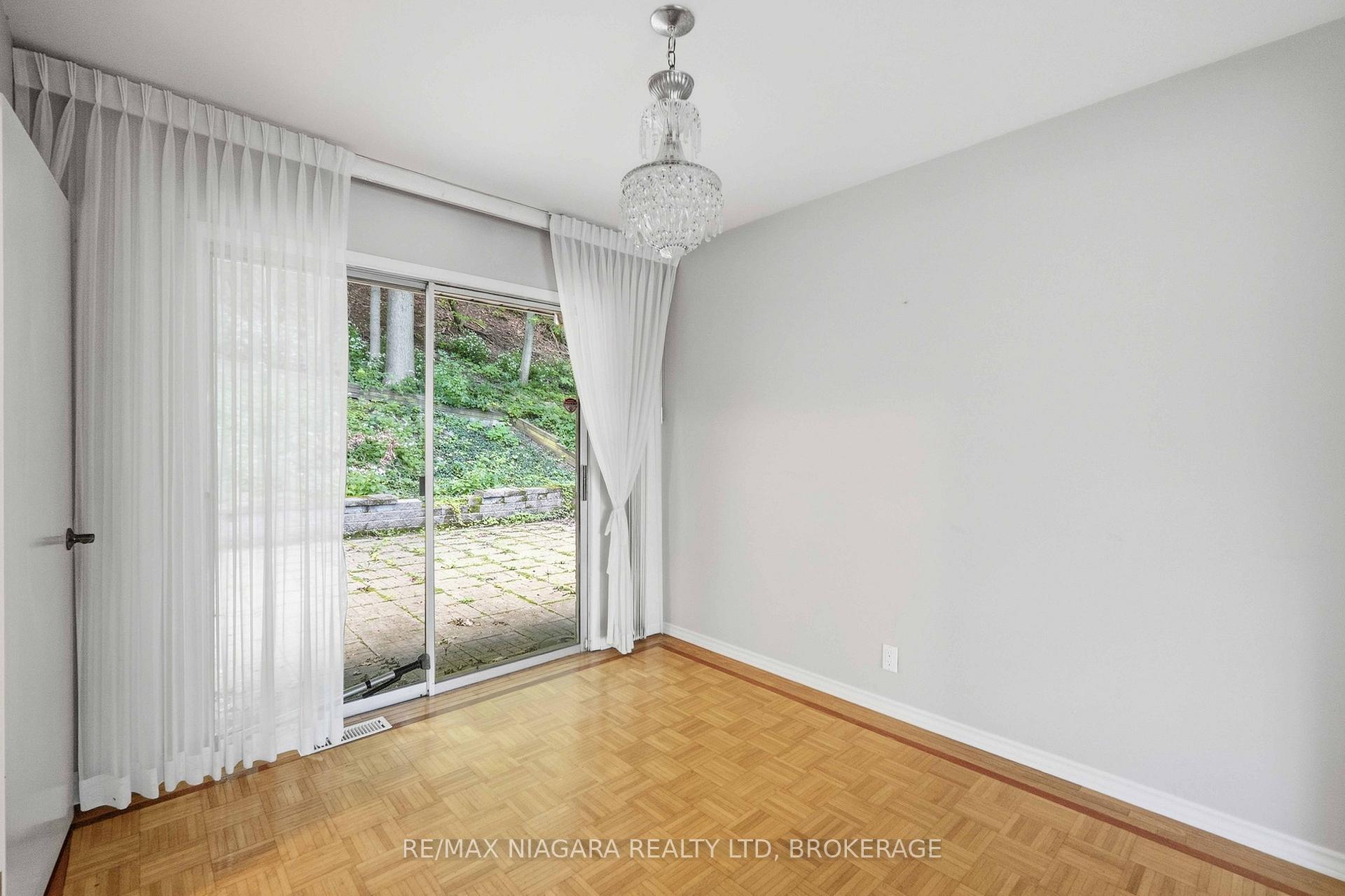 Photo 10 of 150 Woodside Drive, St. Catharines, Glendale/Glenridge — HOMEH