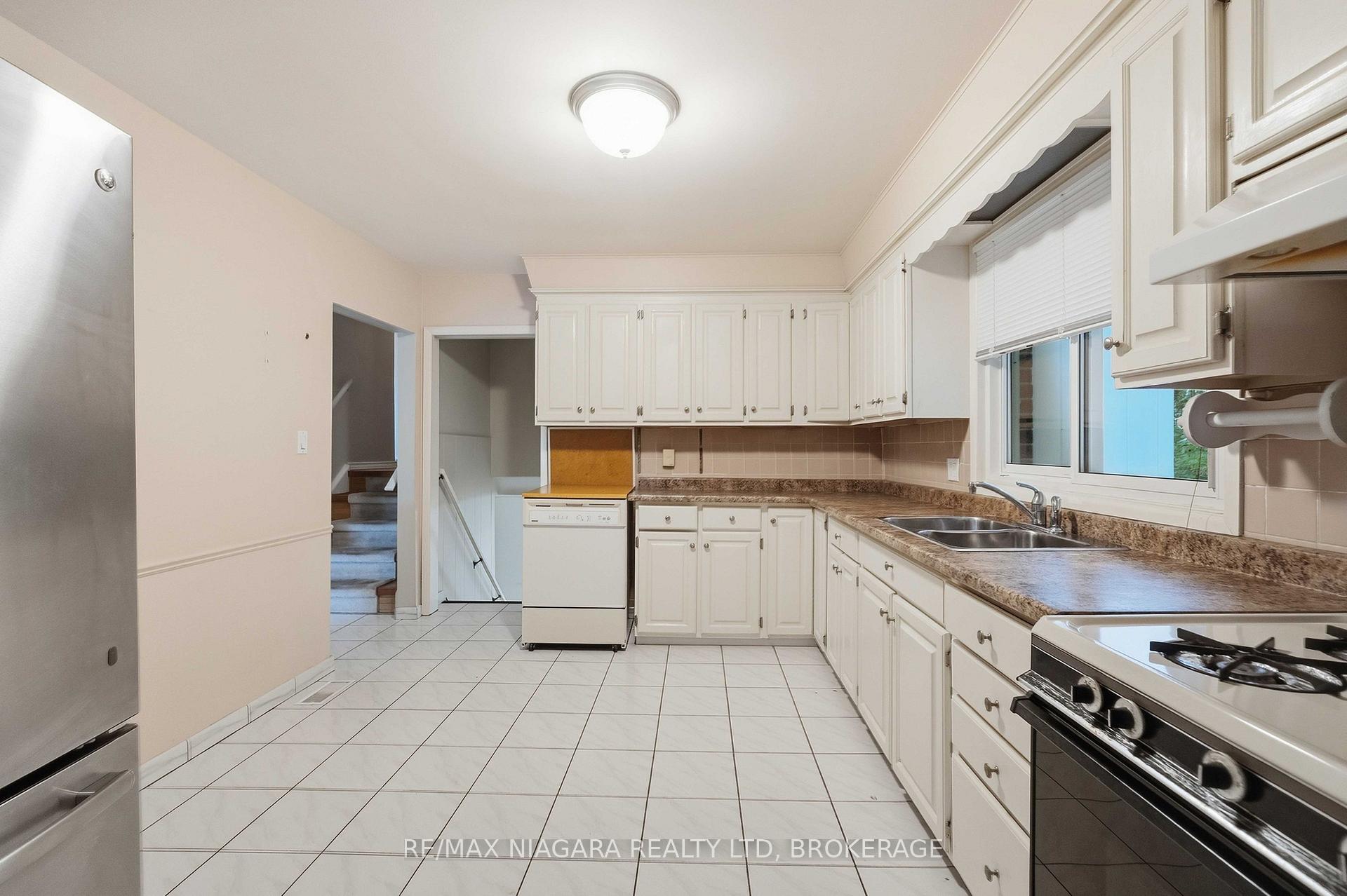 Photo 11 of 150 Woodside Drive, St. Catharines, Glendale/Glenridge — HOMEH