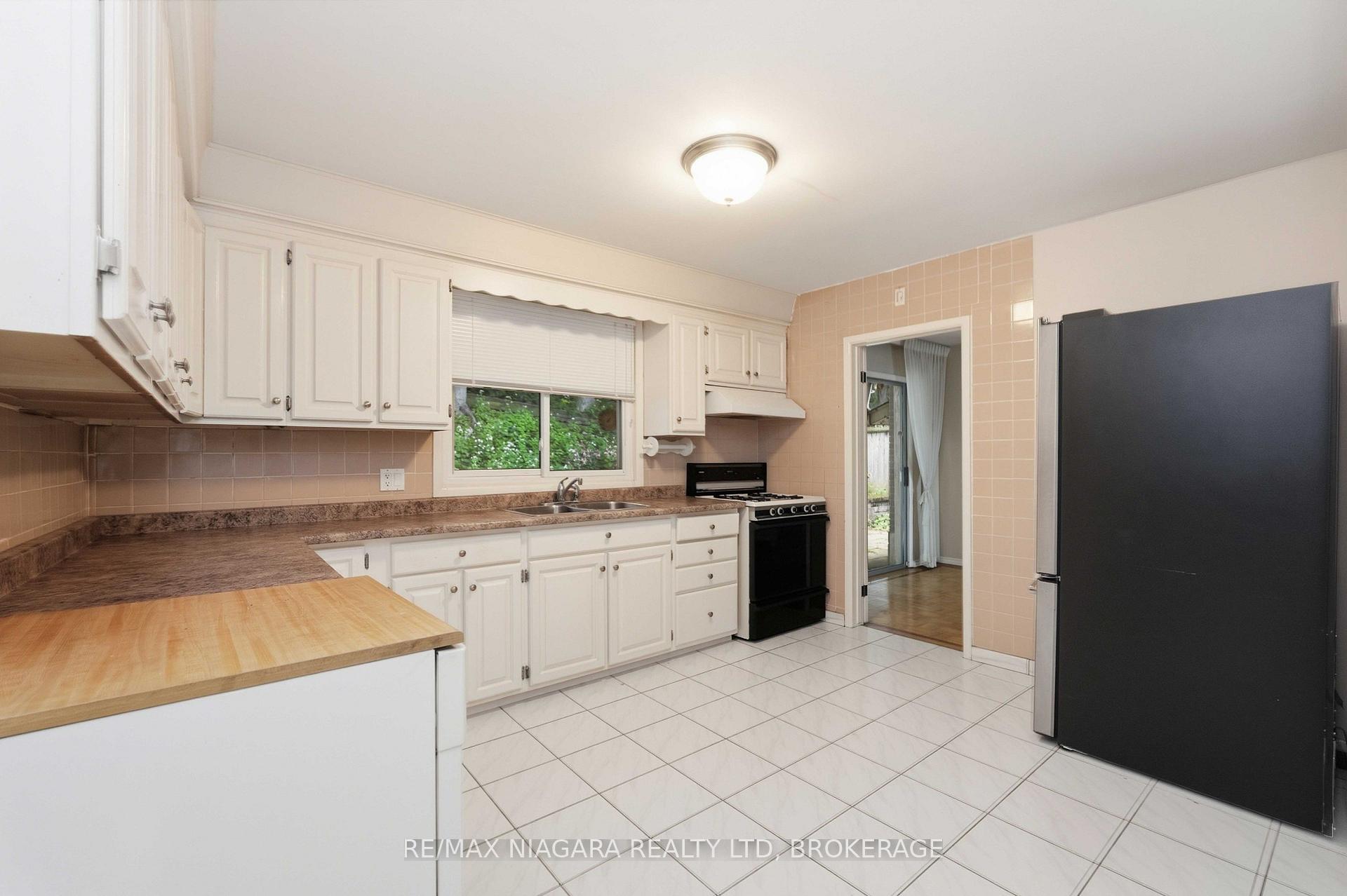 Photo 12 of 150 Woodside Drive, St. Catharines, Glendale/Glenridge — HOMEH