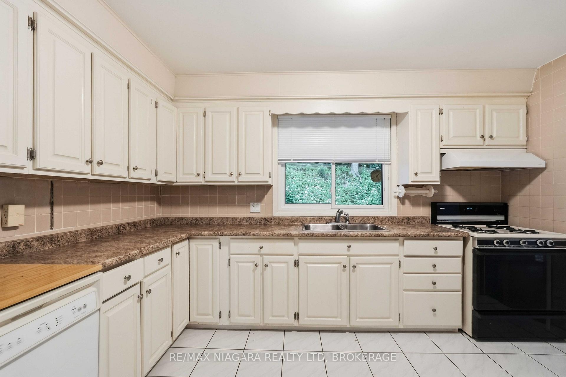 Photo 13 of 150 Woodside Drive, St. Catharines, Glendale/Glenridge — HOMEH