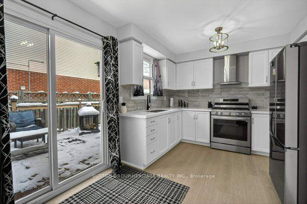 Photo 10 of 887 Lavis Court, Oshawa, Pinecrest — HOMEH