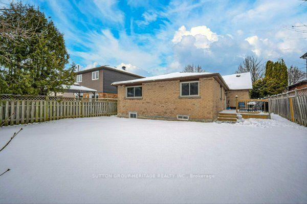 Photo 34 of 887 Lavis Court, Oshawa, Pinecrest — HOMEH