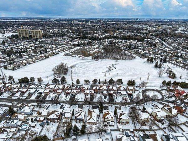 Photo 37 of 887 Lavis Court, Oshawa, Pinecrest — HOMEH