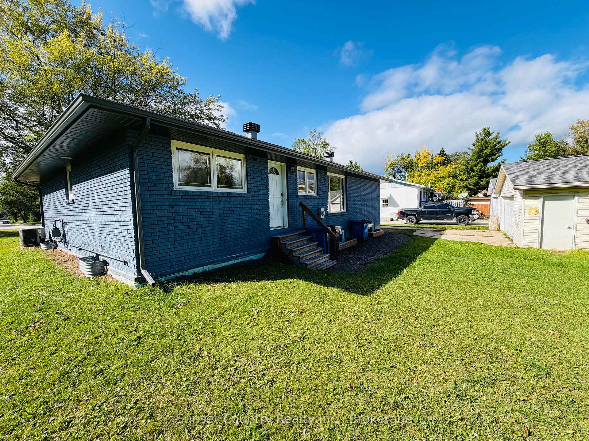 Photo 2 of 68 Dingwall Parkway, Dryden, Milestone — HOMEH