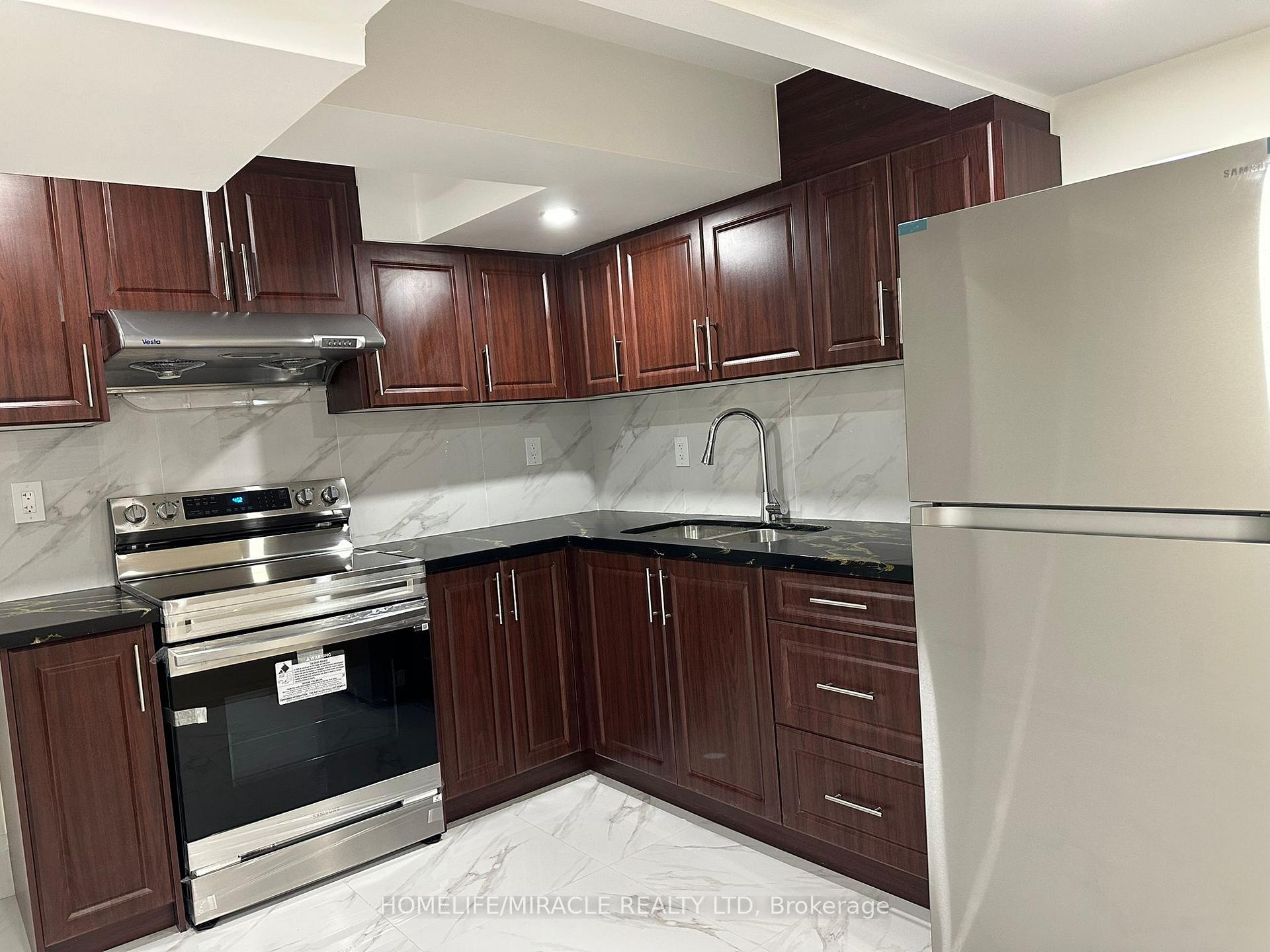 Photo 2 of 11 Cresswell Drive, Brampton, Fletcher's West — HOMEH