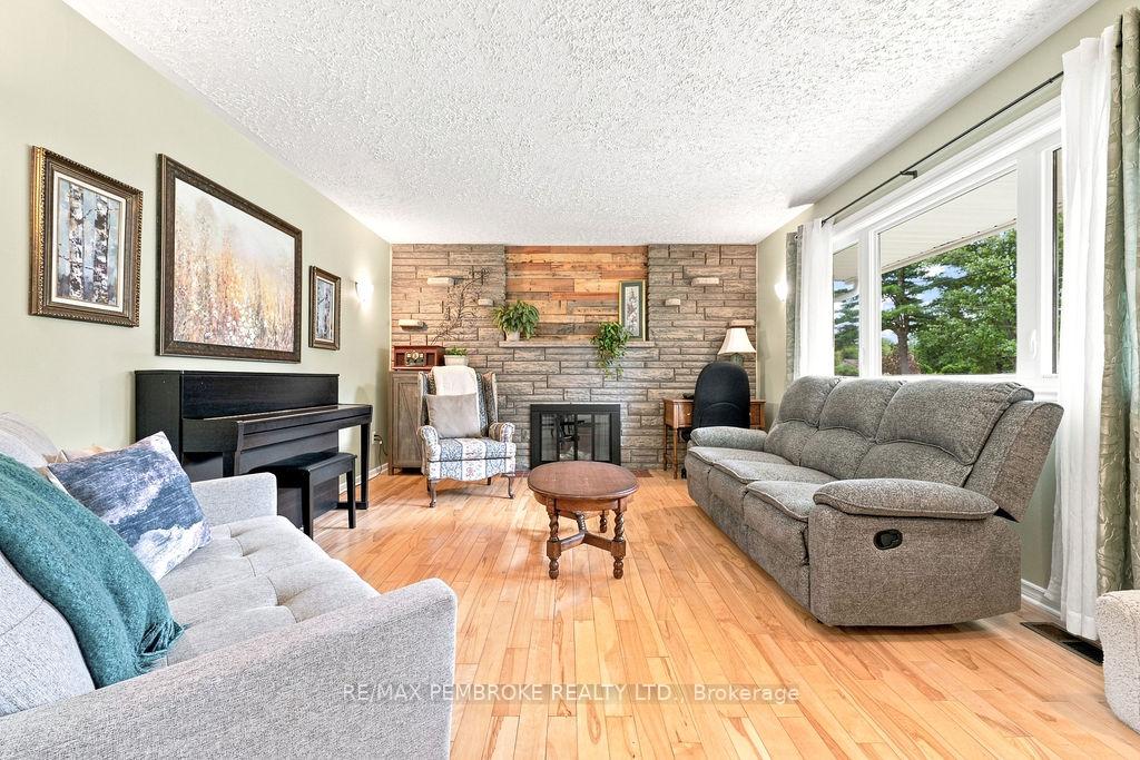 Photo 4 of 13 Sunset Crescent, Petawawa, Petawawa — HOMEH