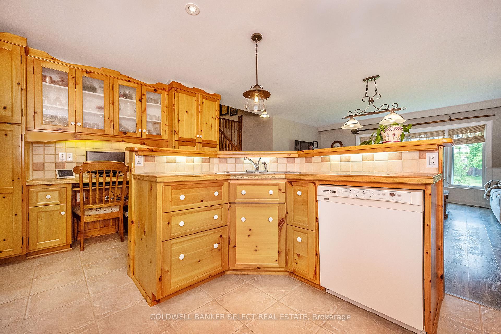 Photo 13 of 251 Bell Air Drive, Caledon, Bolton East — HOMEH