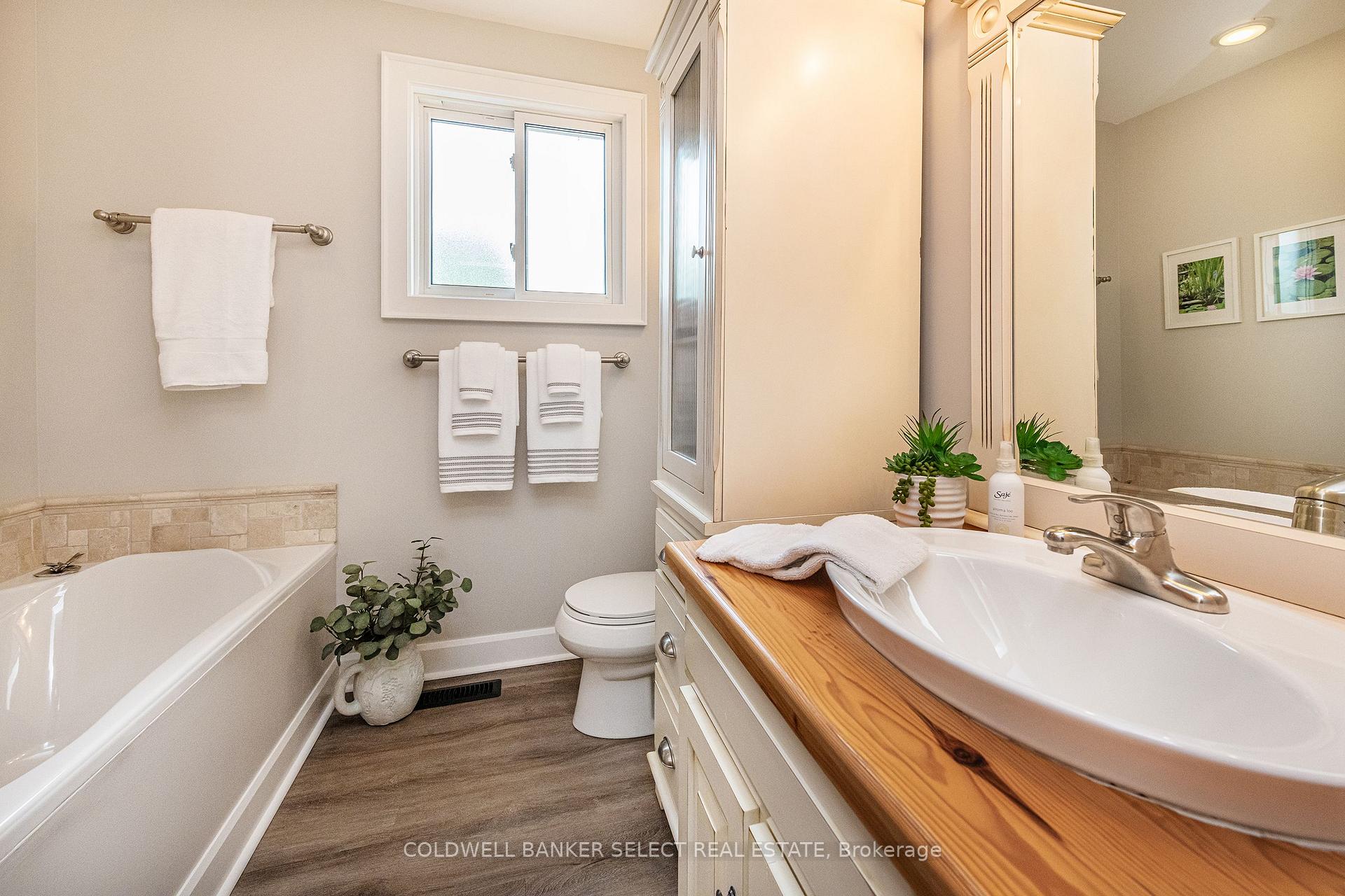 Photo 21 of 251 Bell Air Drive, Caledon, Bolton East — HOMEH