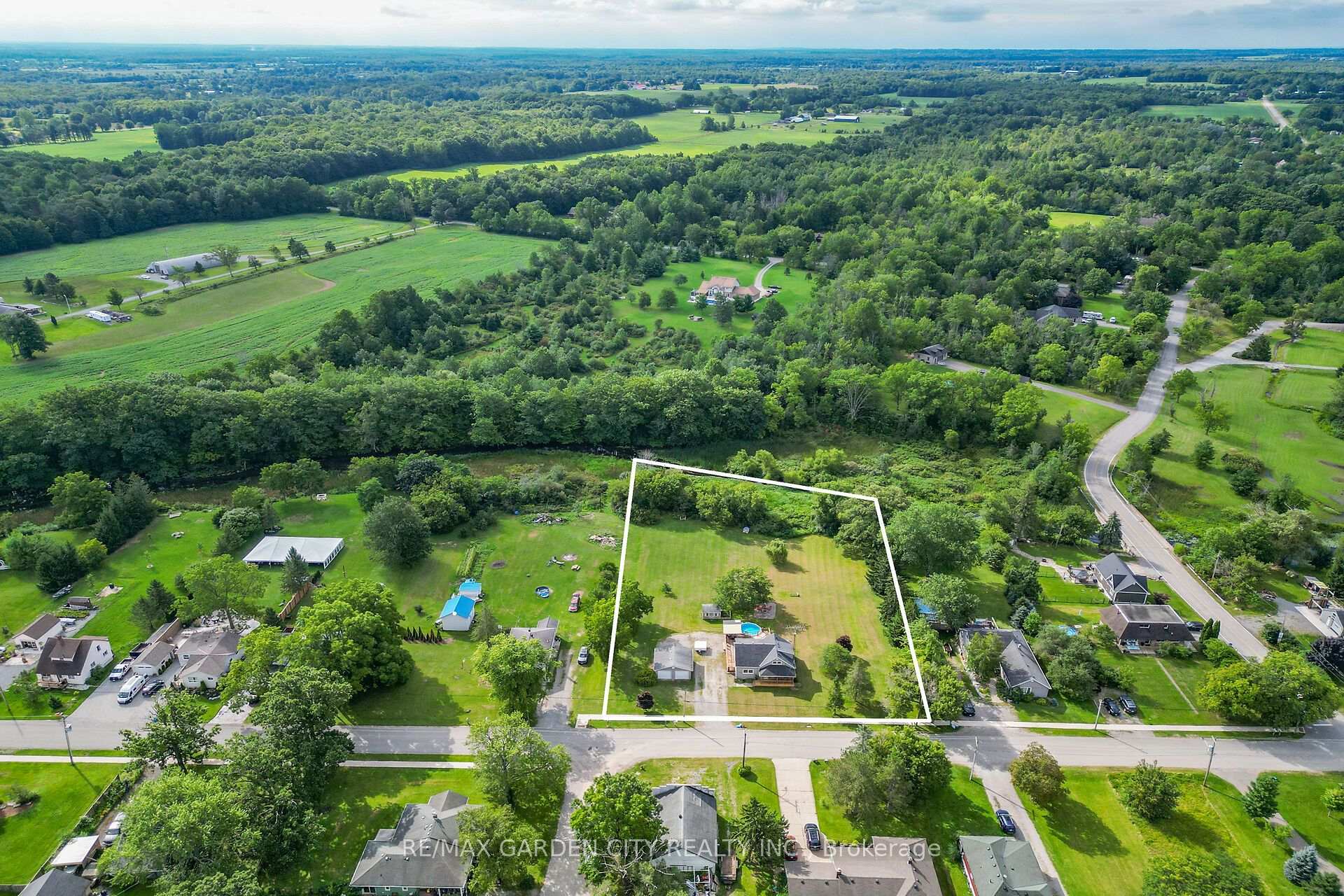 Photo 3 of 843 Lyons Creek Road, Welland, Cooks Mills — HOMEH