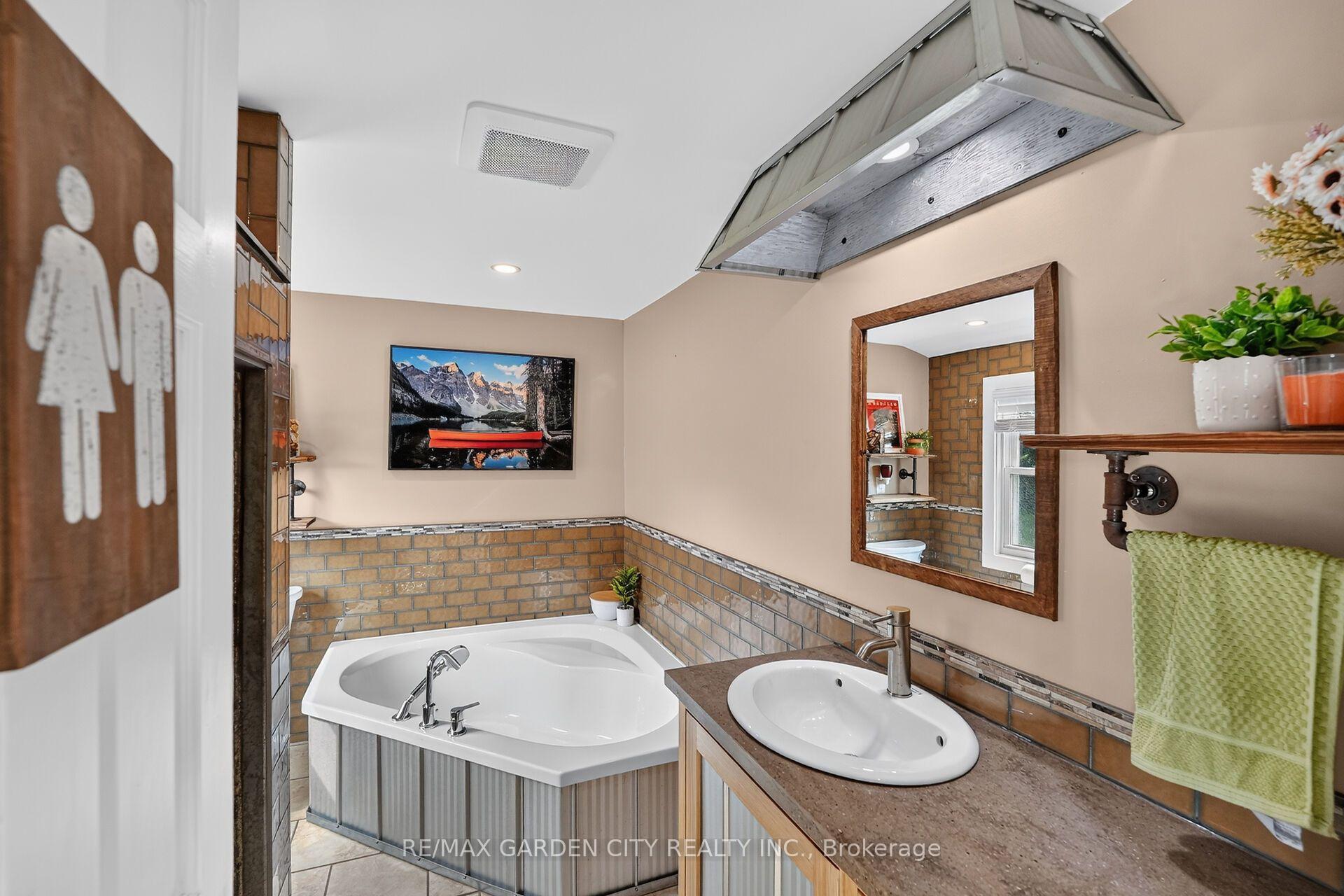 Photo 16 of 843 Lyons Creek Road, Welland, Cooks Mills — HOMEH