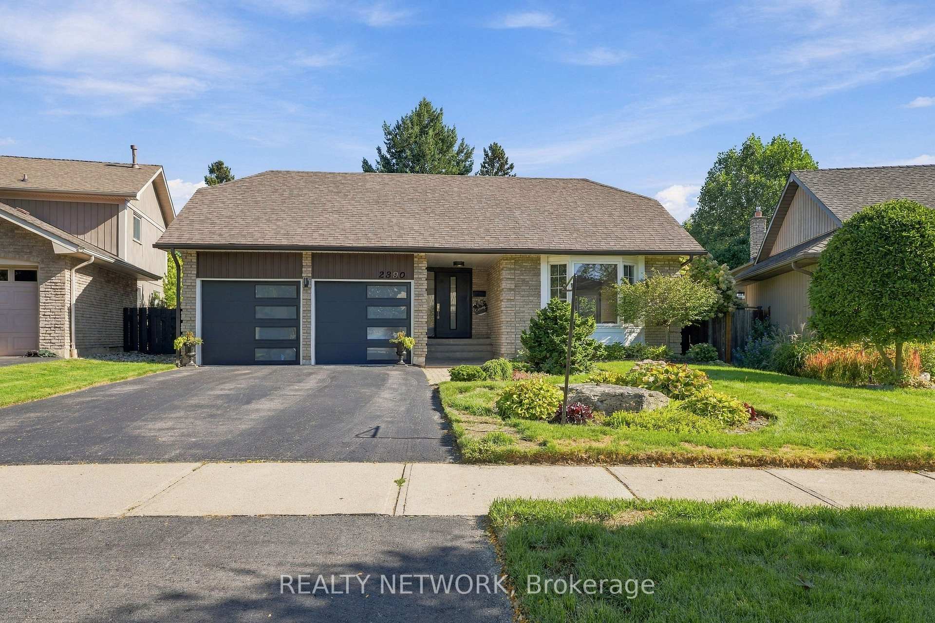 Photo 2 of 2390 Sinclair Circle, Burlington, Brant Hills — HOMEH