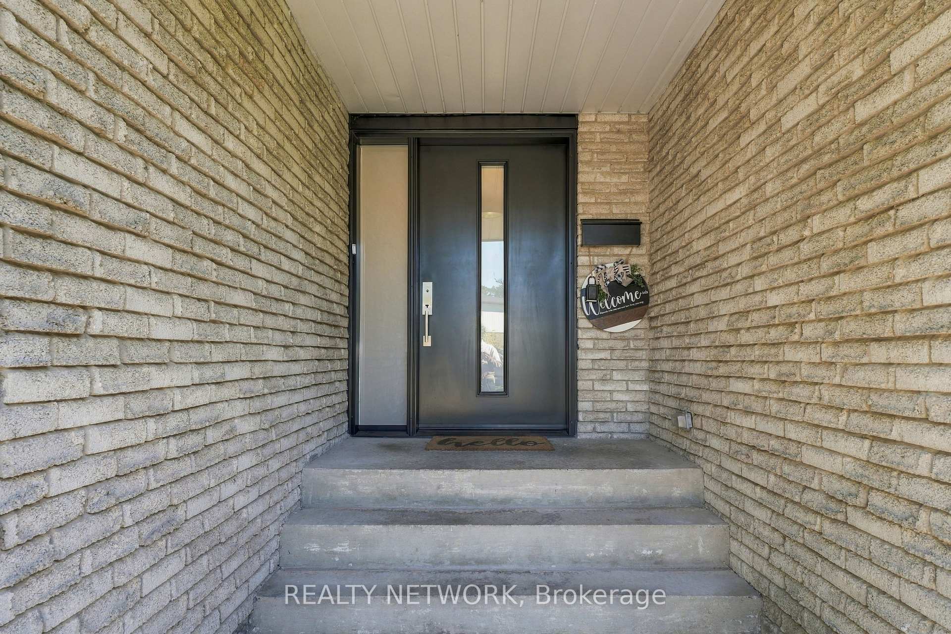 Photo 3 of 2390 Sinclair Circle, Burlington, Brant Hills — HOMEH