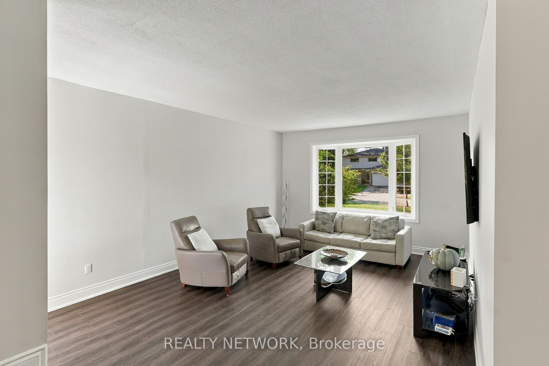 Photo 7 of 2390 Sinclair Circle, Burlington, Brant Hills — HOMEH