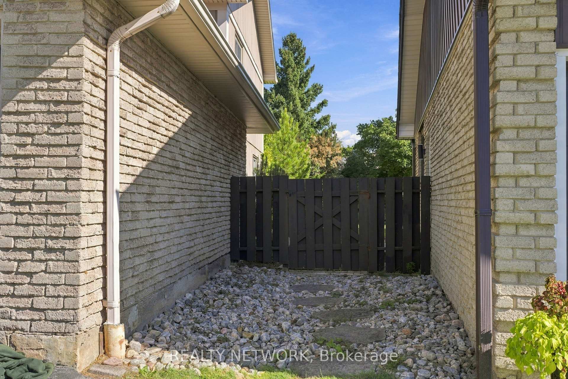 Photo 41 of 2390 Sinclair Circle, Burlington, Brant Hills — HOMEH
