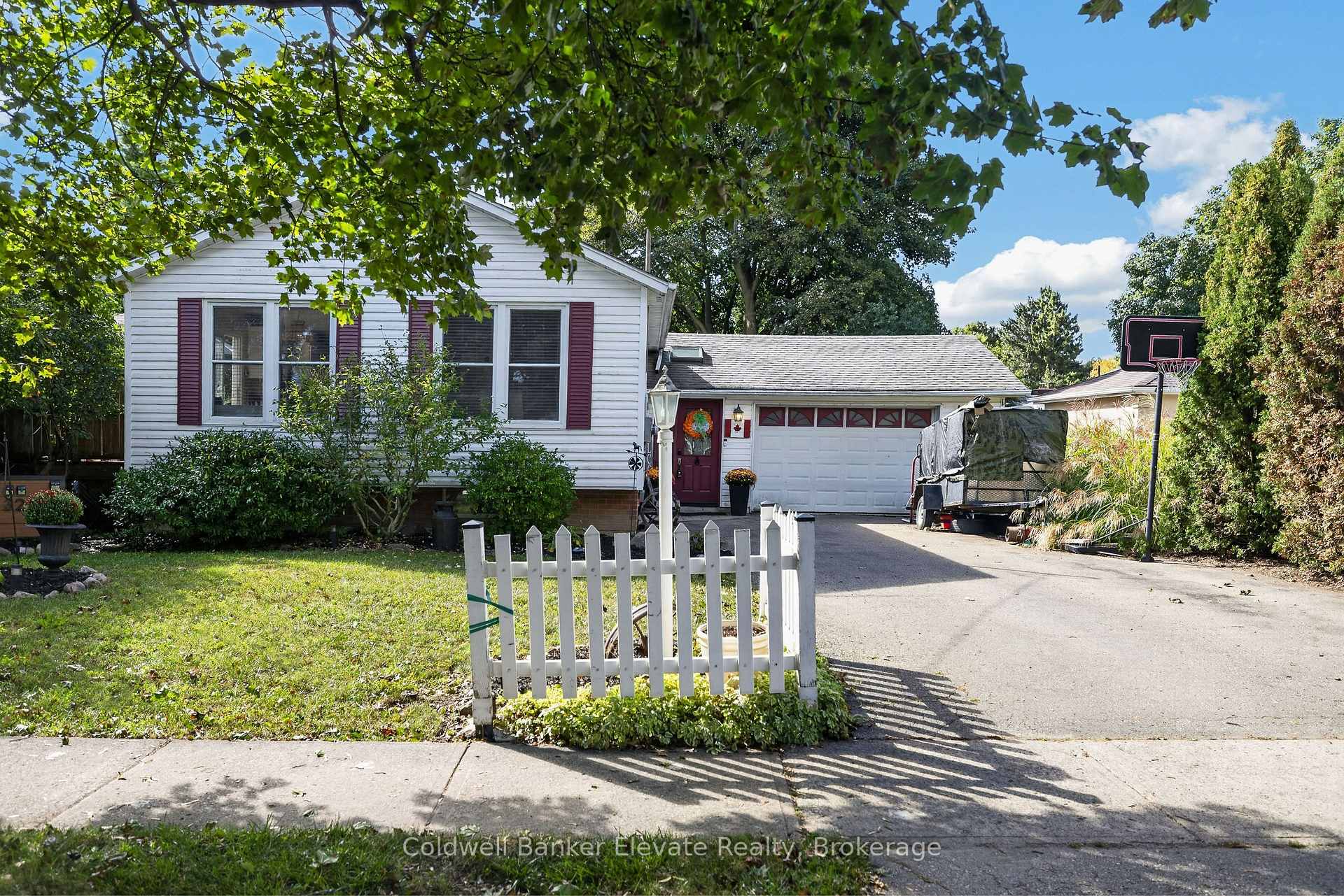 Photo 2 of 32 Chelvin Drive, Halton Hills, Georgetown — HOMEH