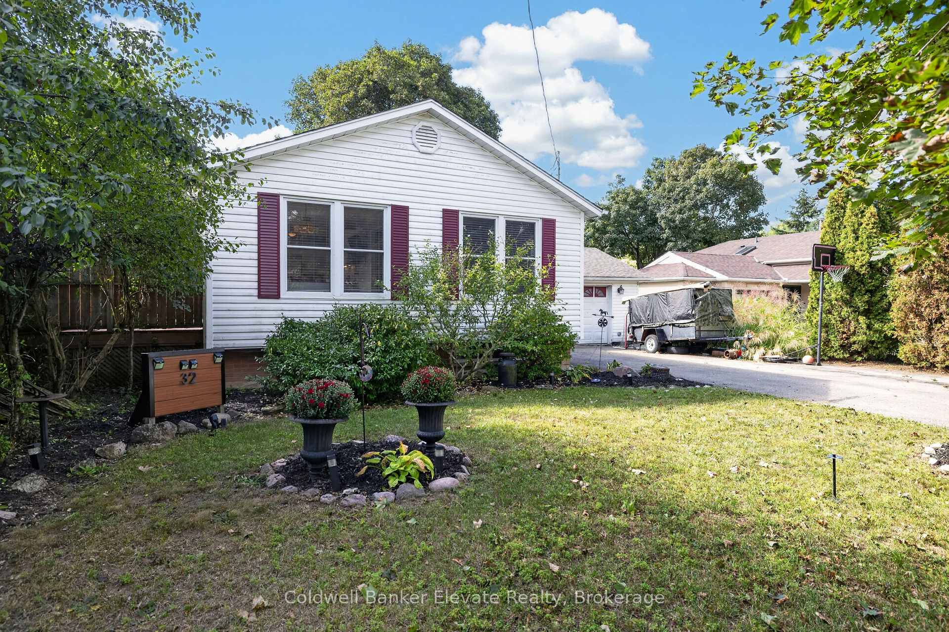 Photo 3 of 32 Chelvin Drive, Halton Hills, Georgetown — HOMEH